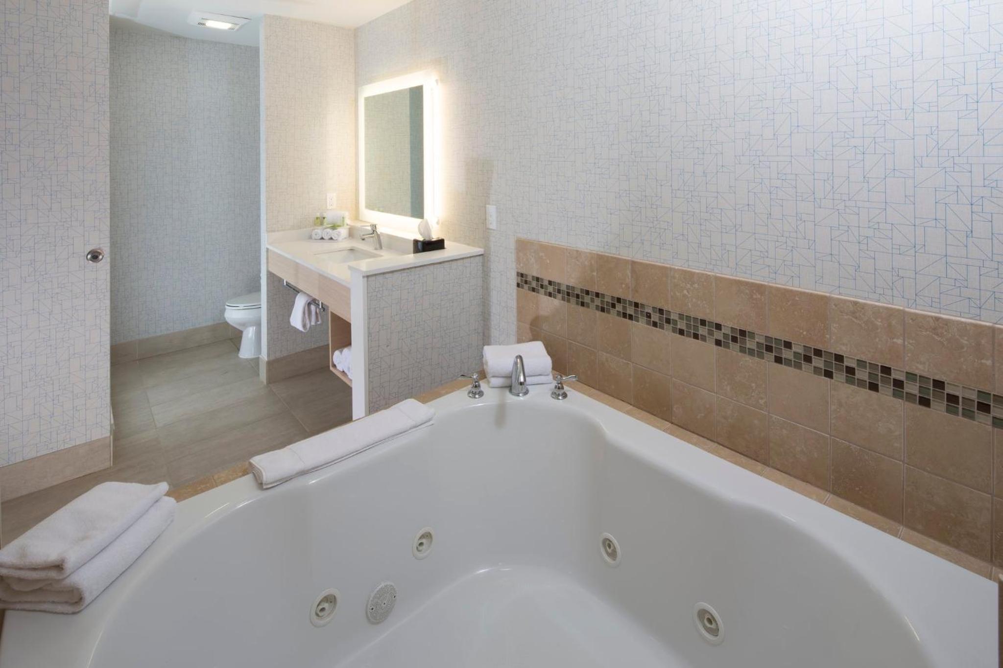 One-Bedroom King Suite photo 2