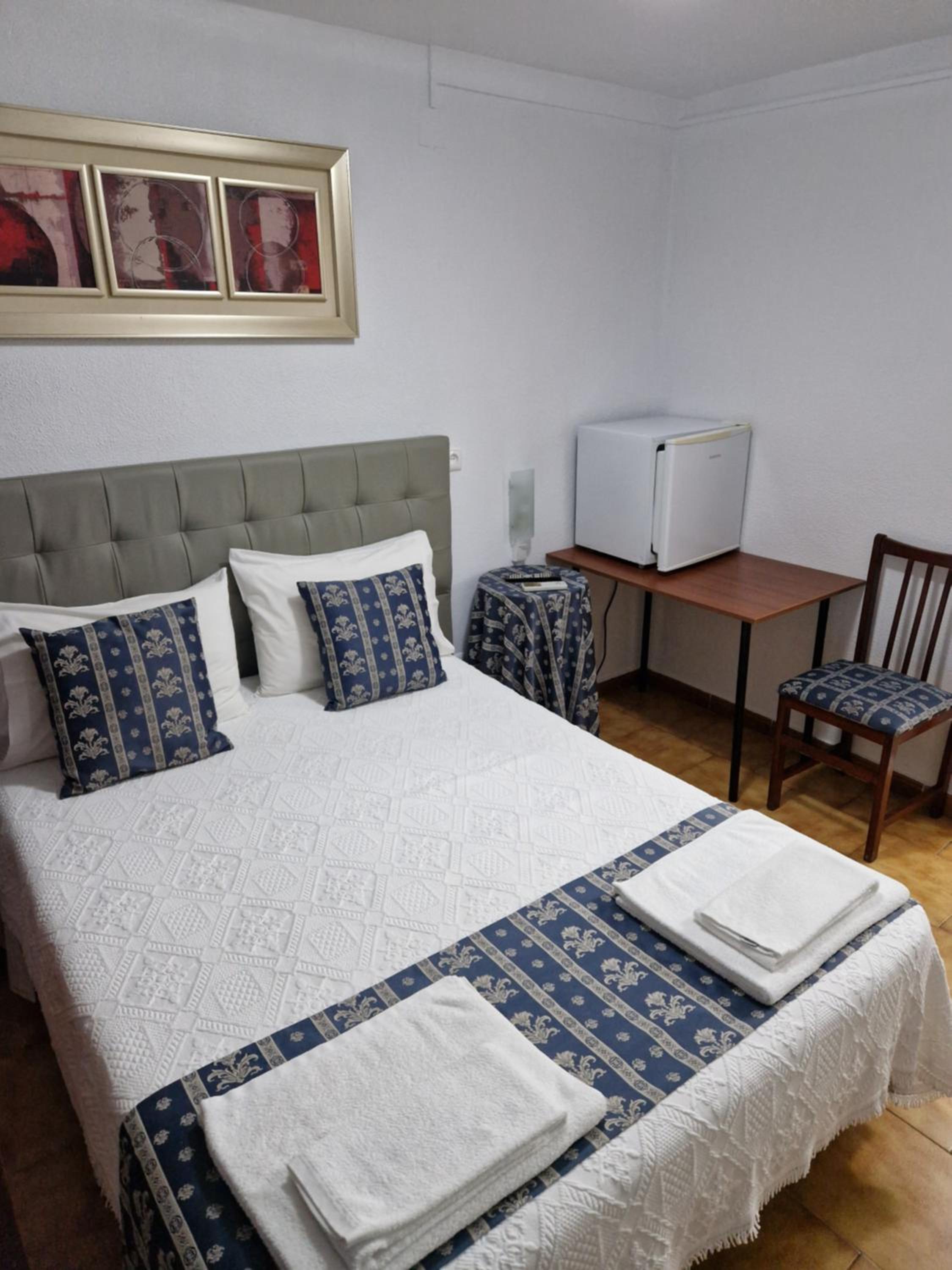 Double Room with Private Bathroom - Photo 11