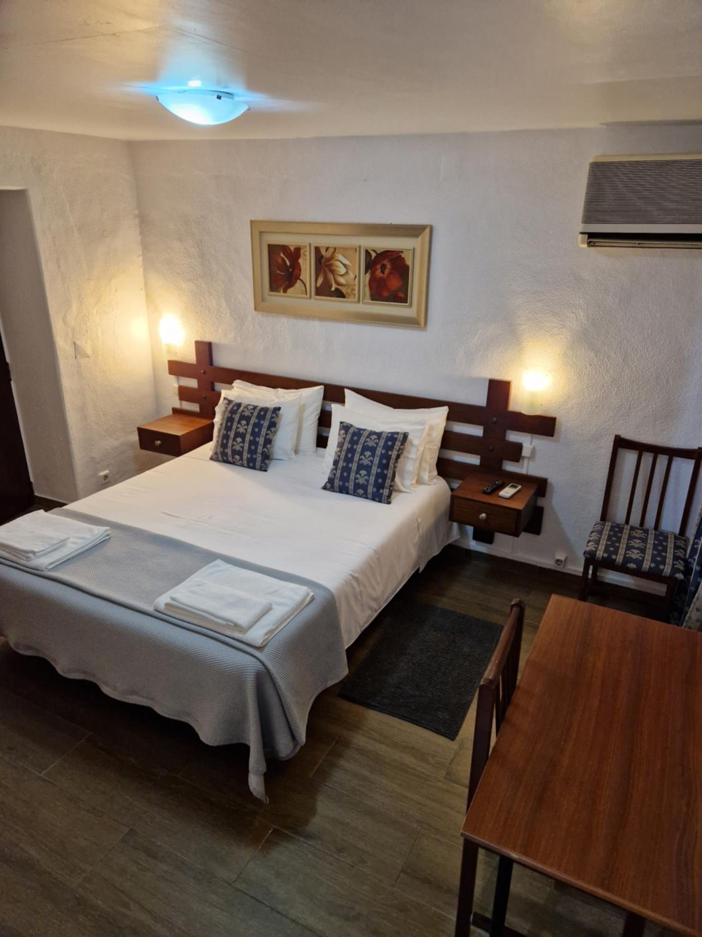 Double Room with Private Bathroom - Photo 12