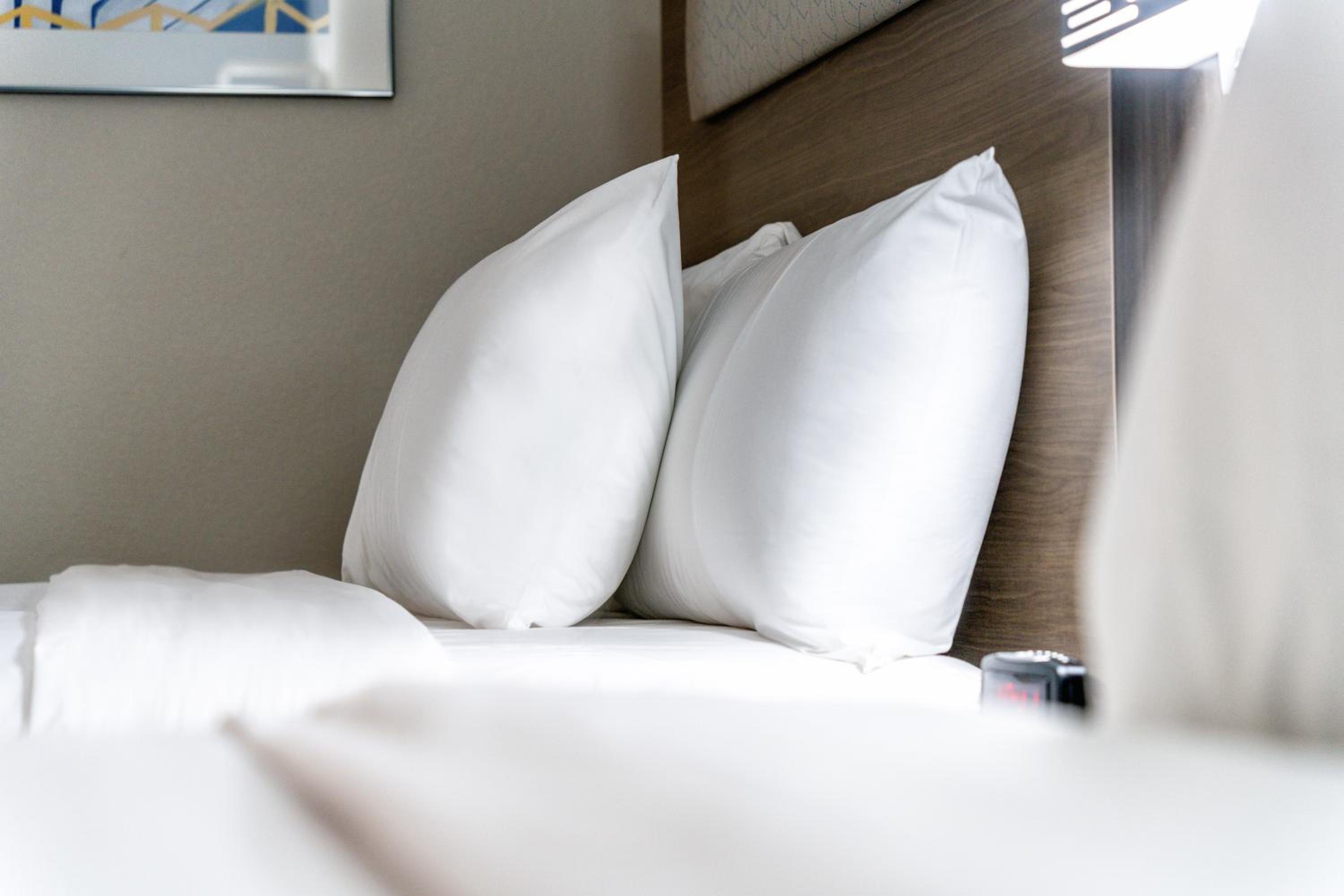 Standard Queen Room with Two Queen Beds - Photo 3