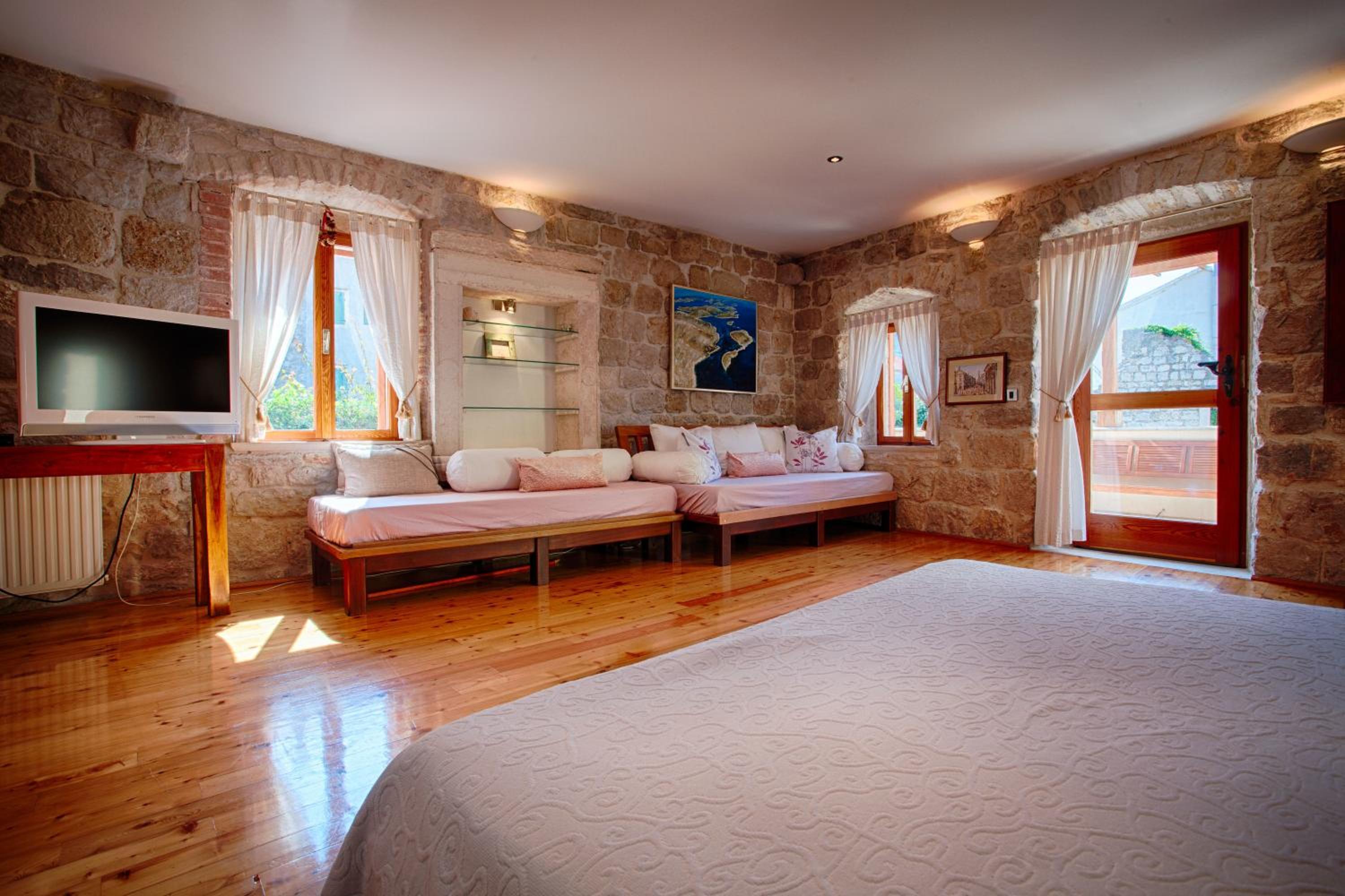 Villa - Beach Front - Photo 14