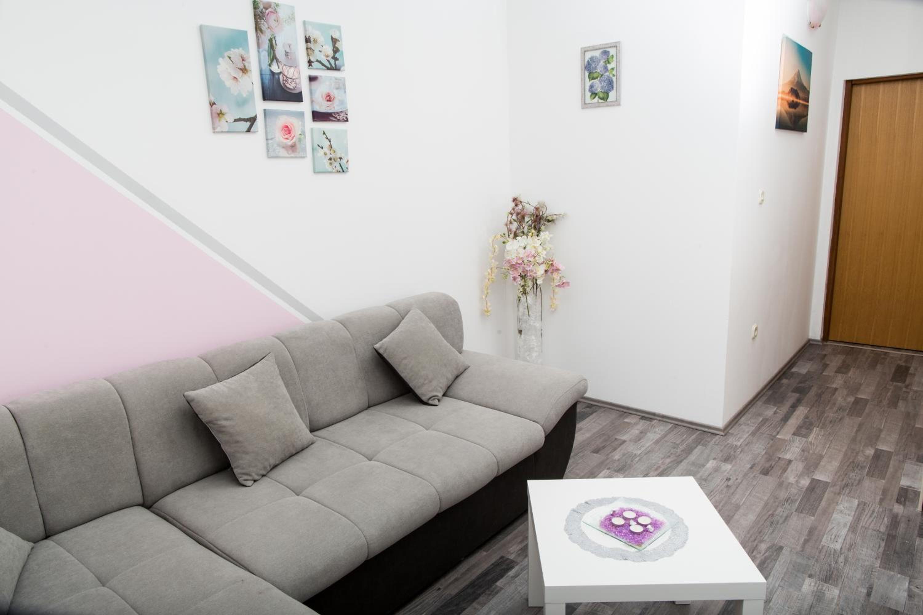One-Bedroom Apartment photo 1
