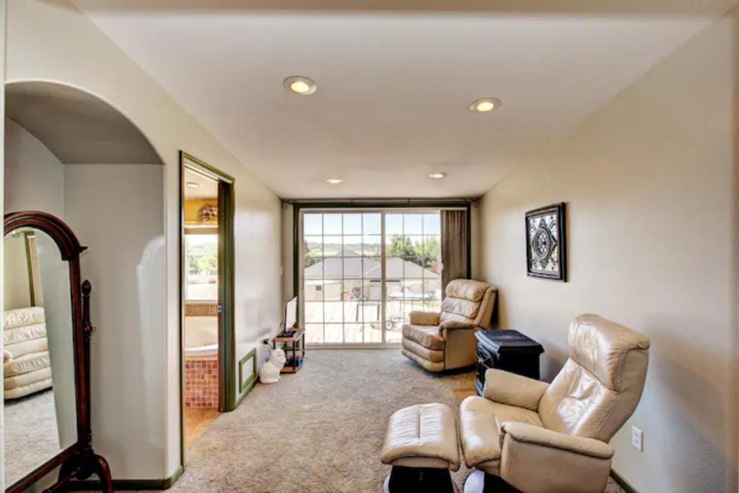 Five-Bedroom House photo 1