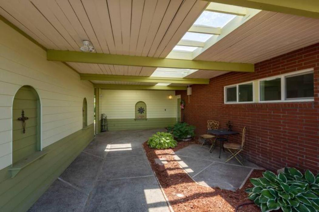 Five-Bedroom House photo 3