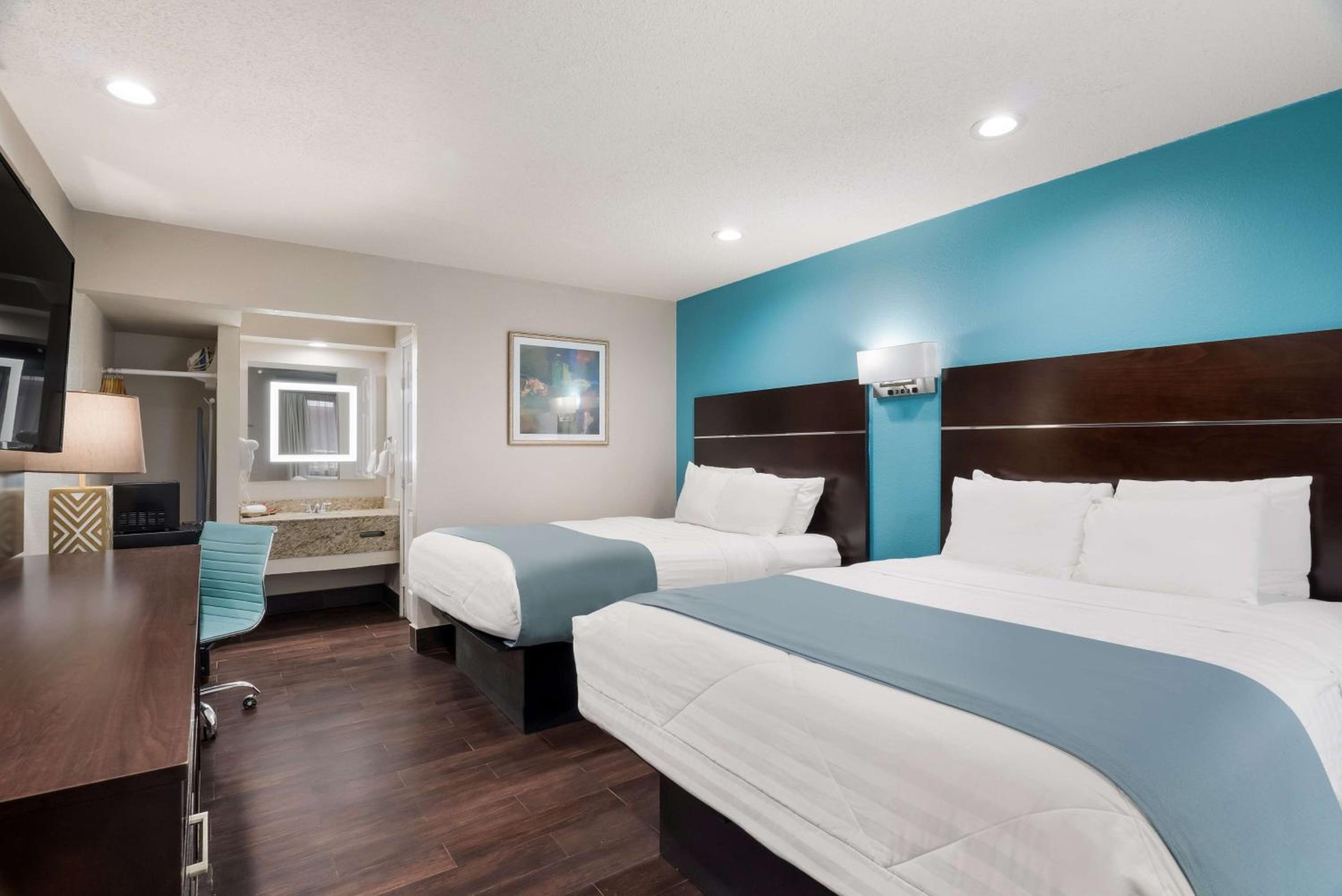 Queen Room with Two Queen Beds photo 3
