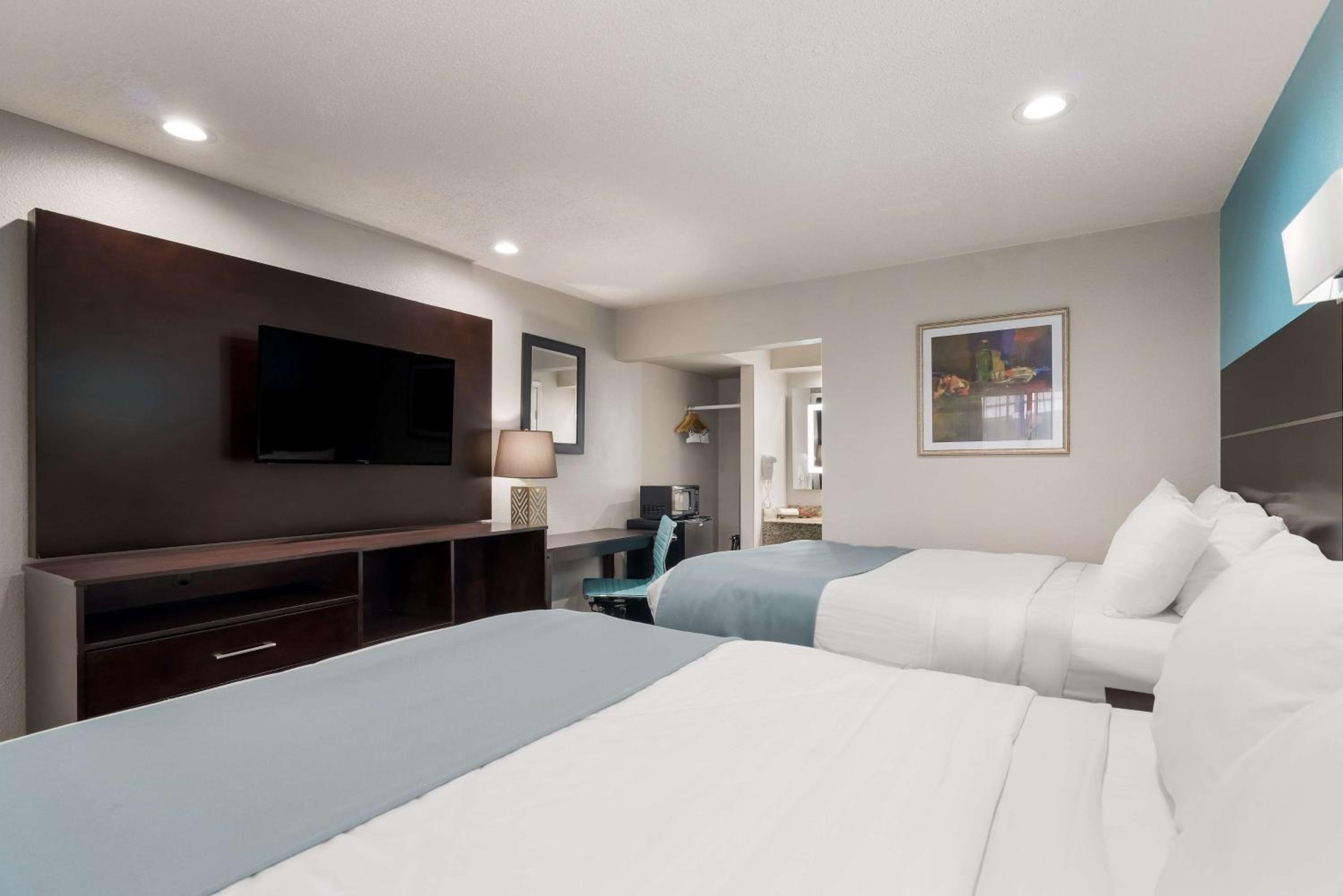 Queen Room with Two Queen Beds photo 2
