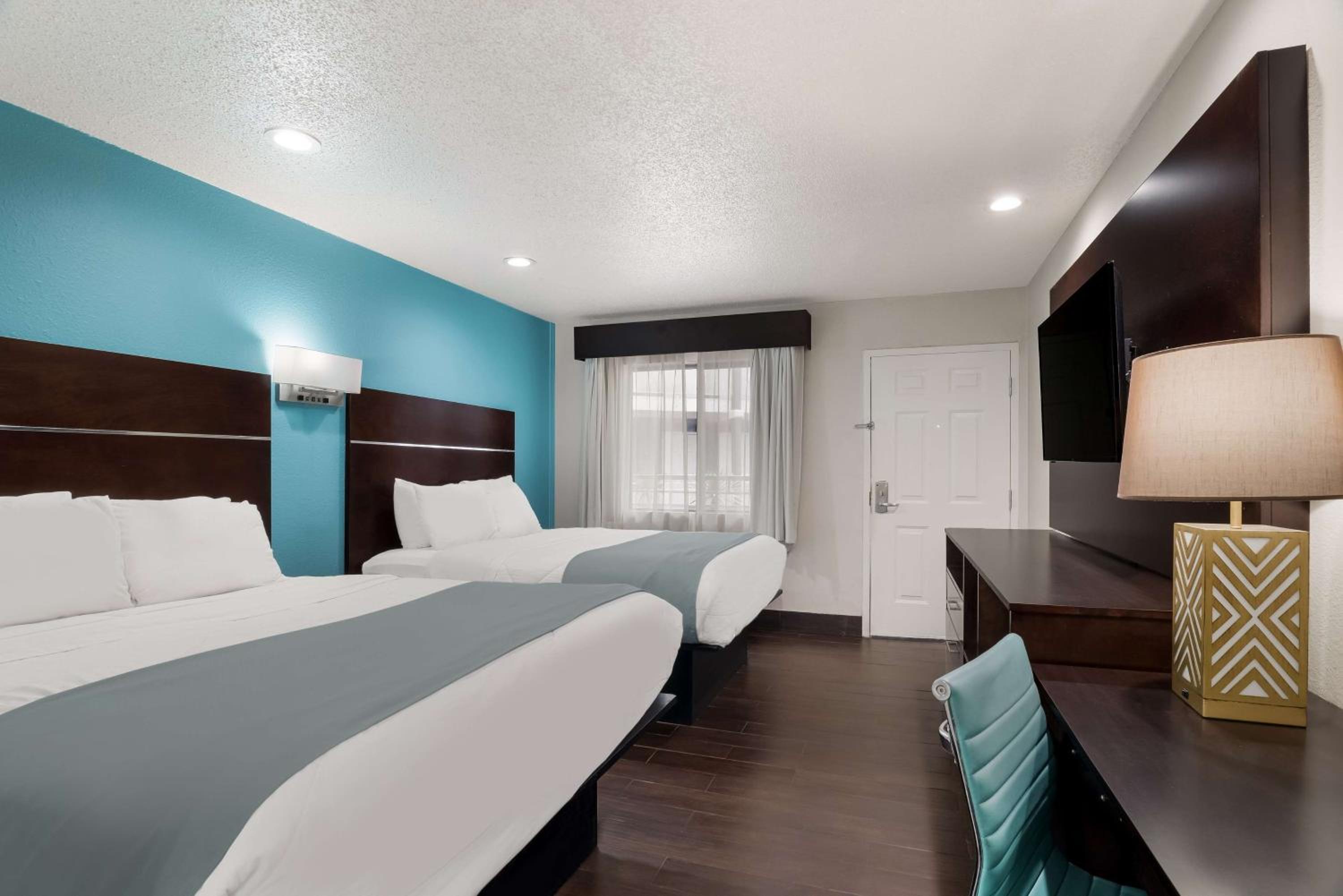Queen Room with Two Queen Beds photo 1