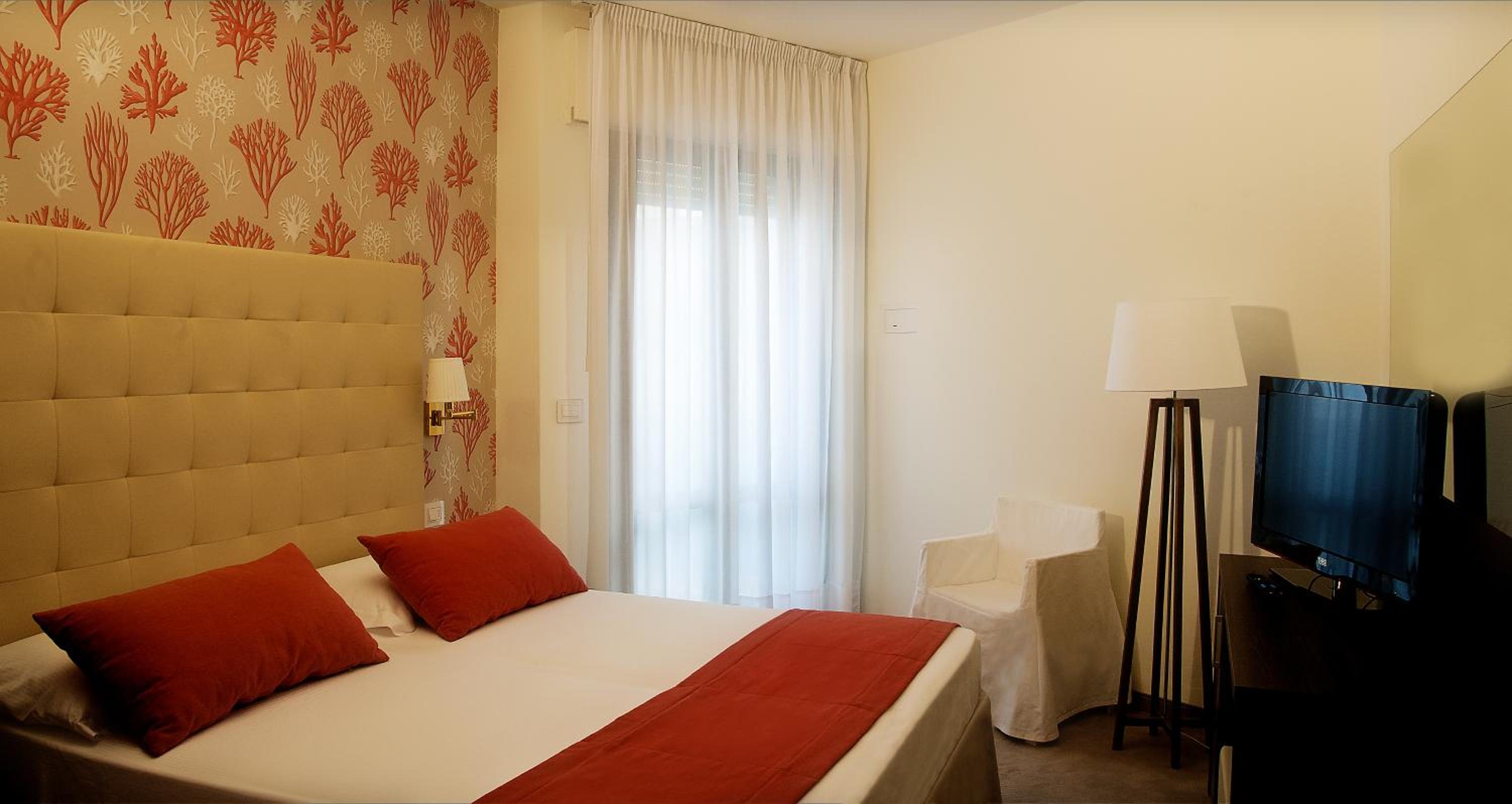 Double or Twin Room with Partial Sea View - Photo 2