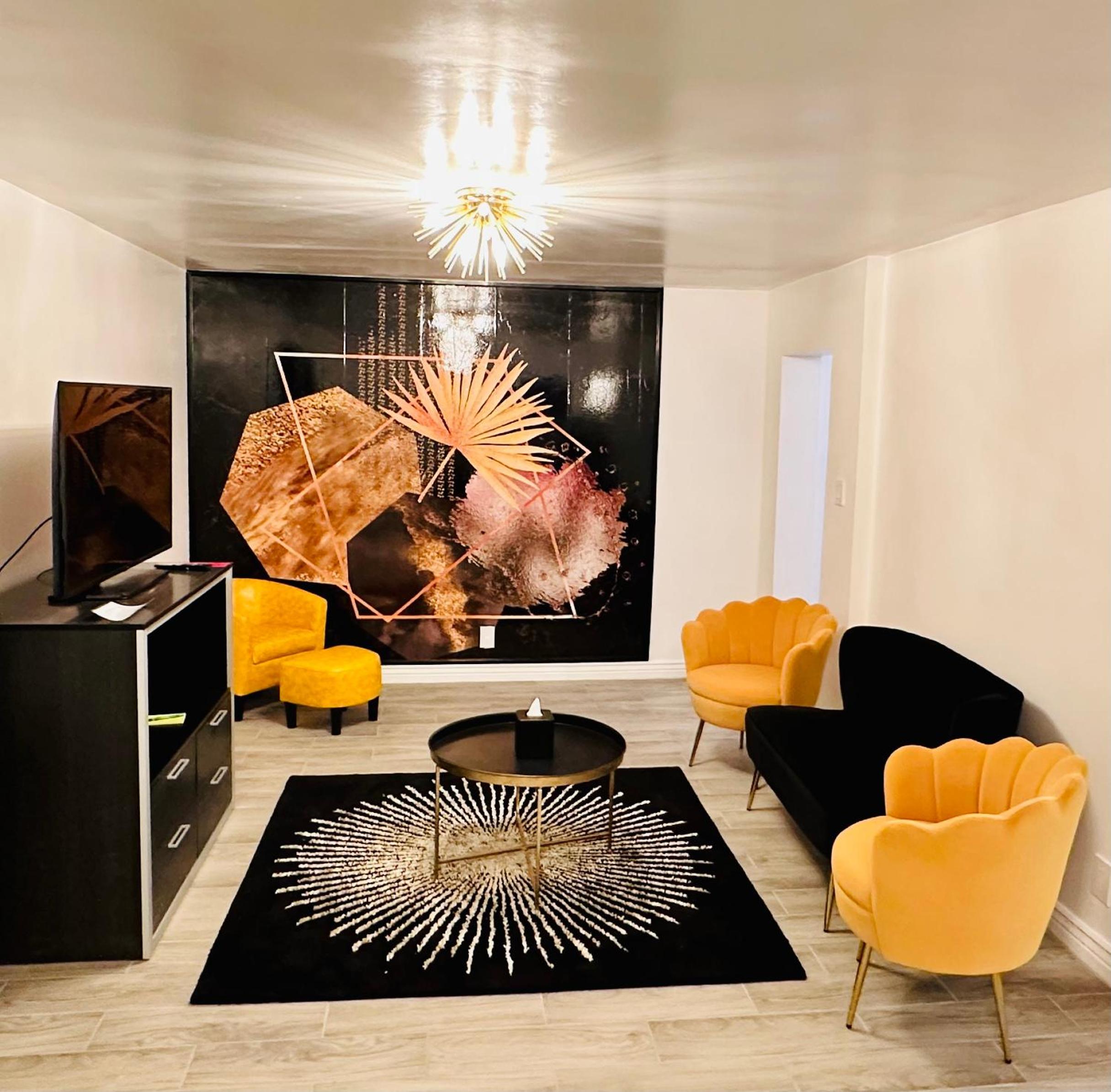 Deluxe King Suite - Photo 8