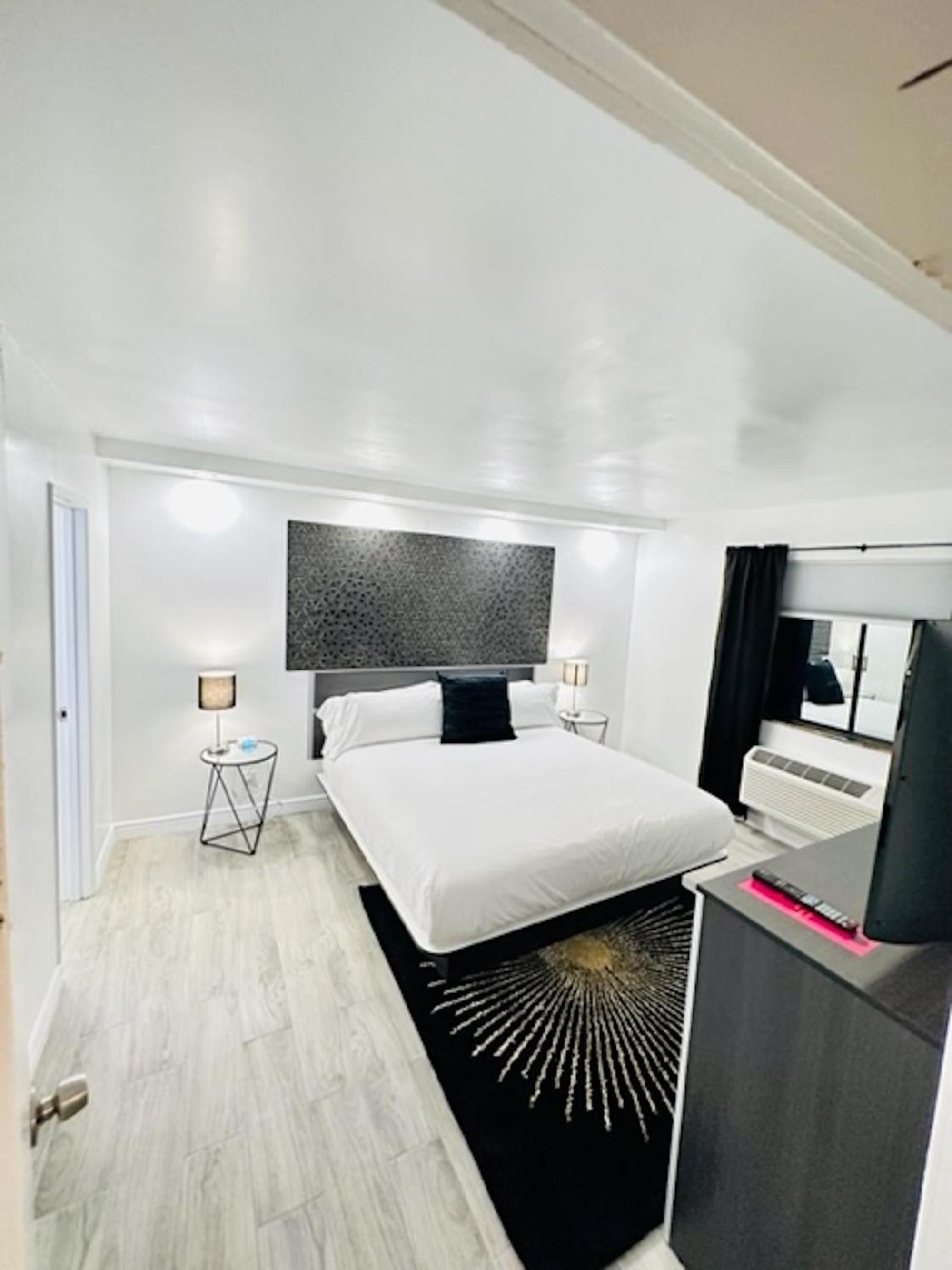 Deluxe King Suite - Photo 7