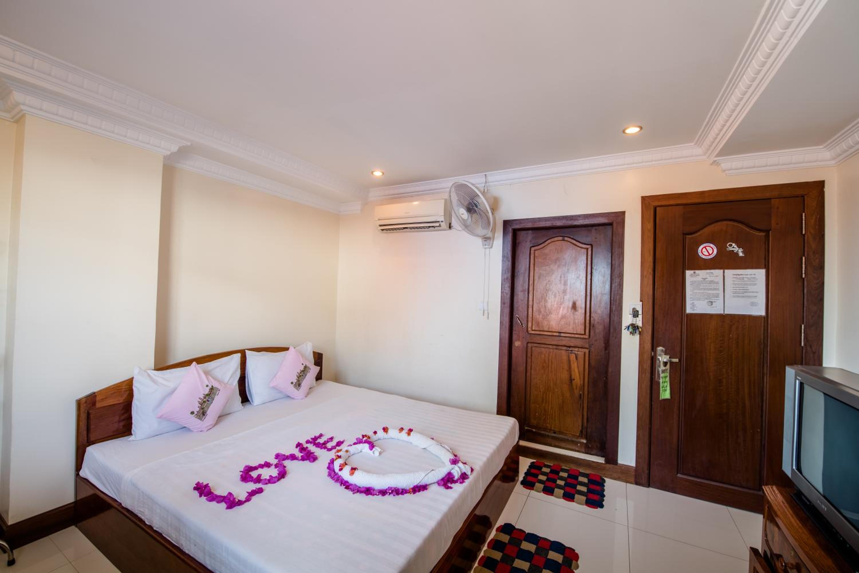 Standard King Room photo 1