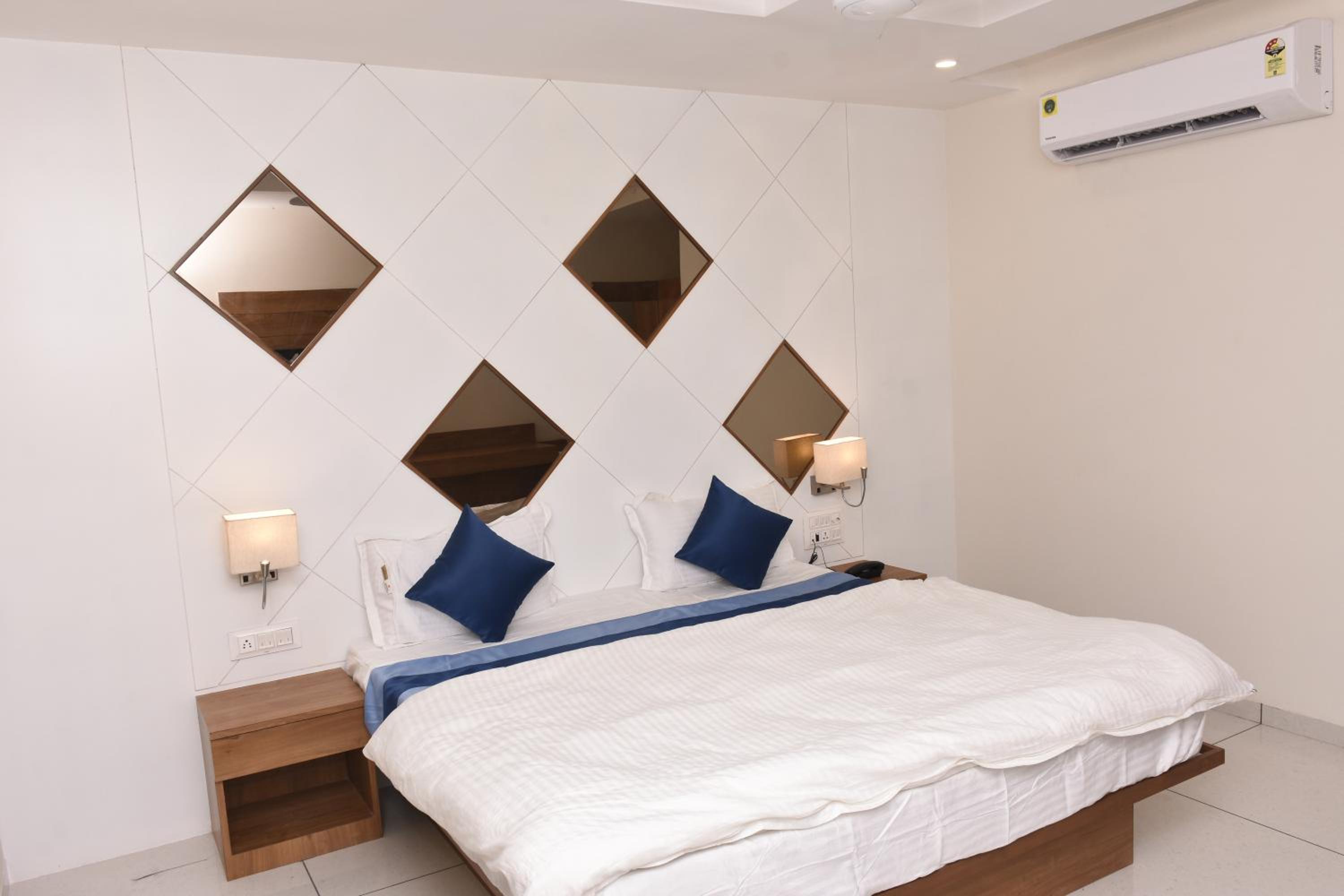 Deluxe Double Room (2 Adults + 1 Child) photo 1