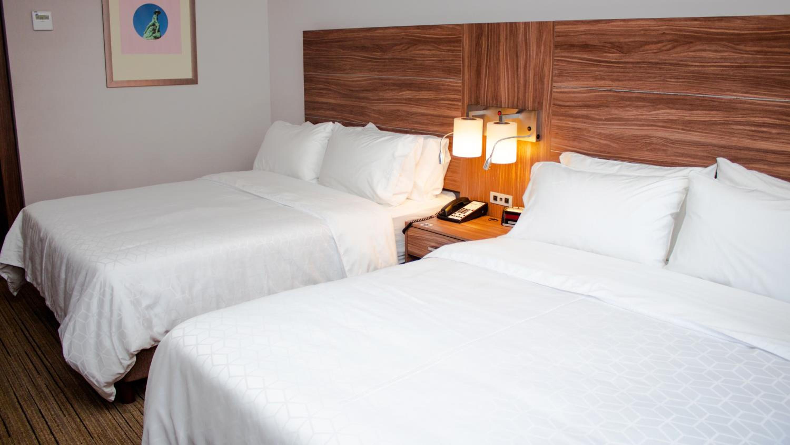 Standard Queen Room with Two Queen Beds - Top Floor - Photo 4