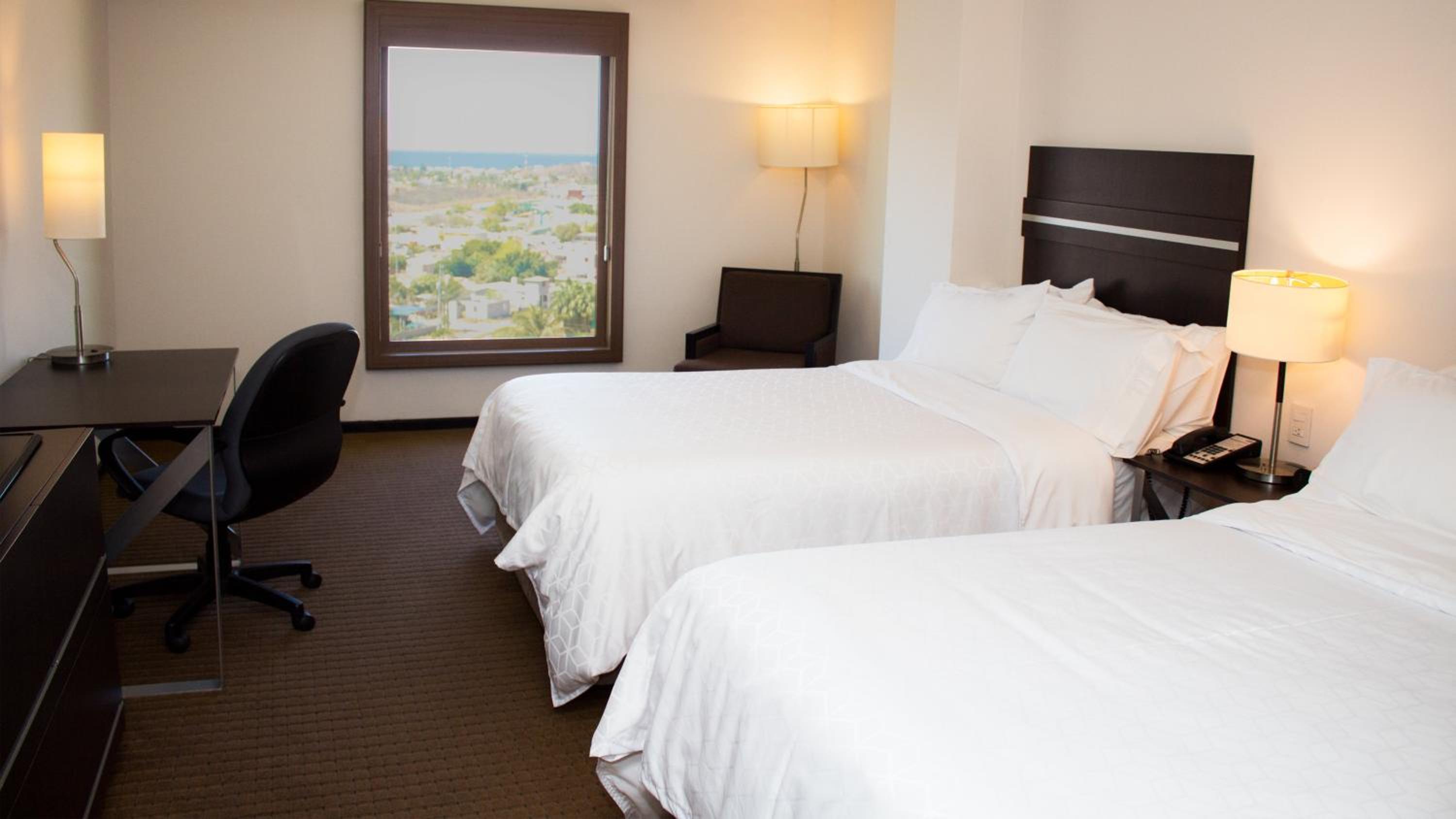 Standard Queen Room with Two Queen Beds and Pool View - Photo 5
