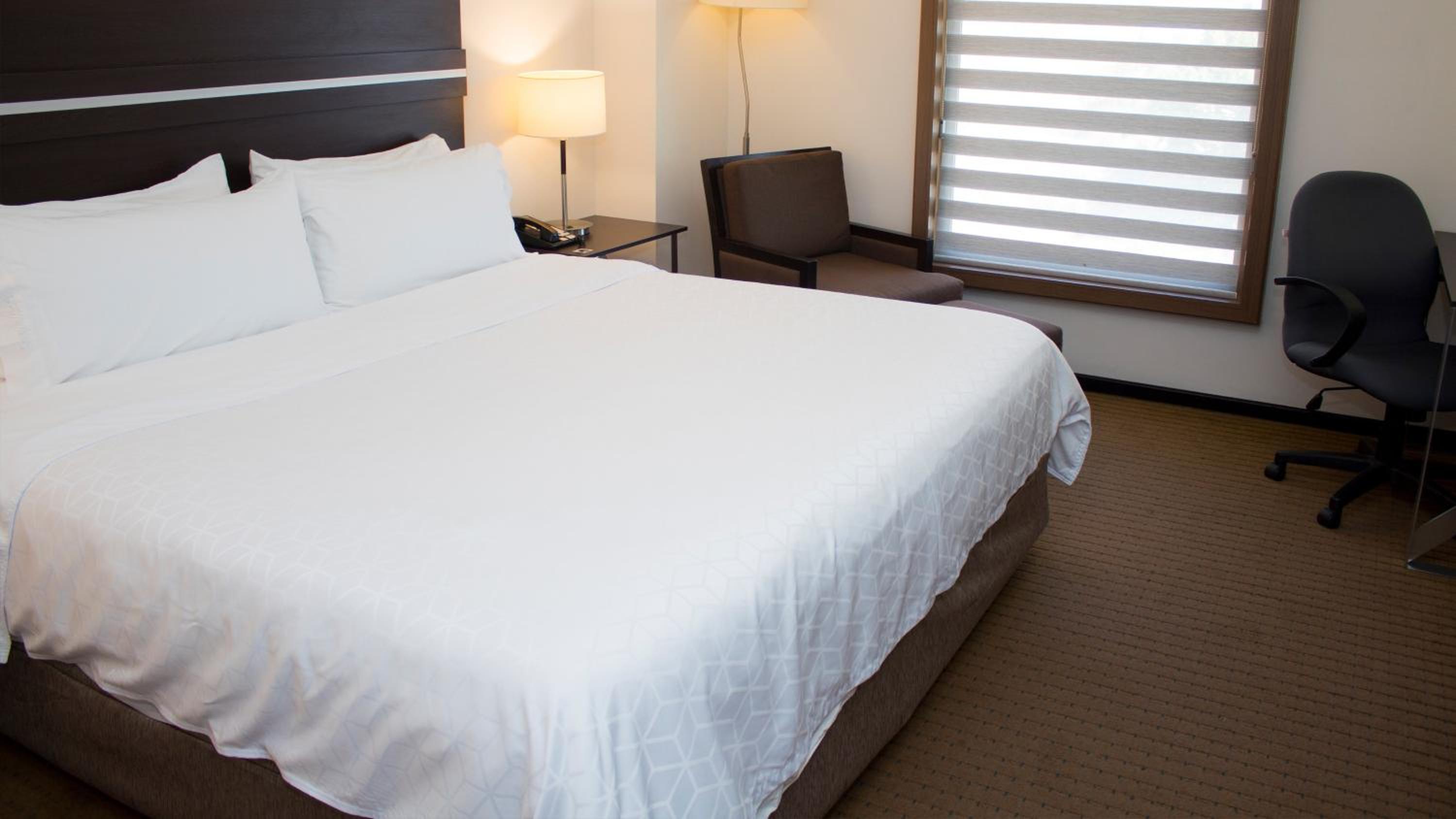 Standard King Room - Photo 4