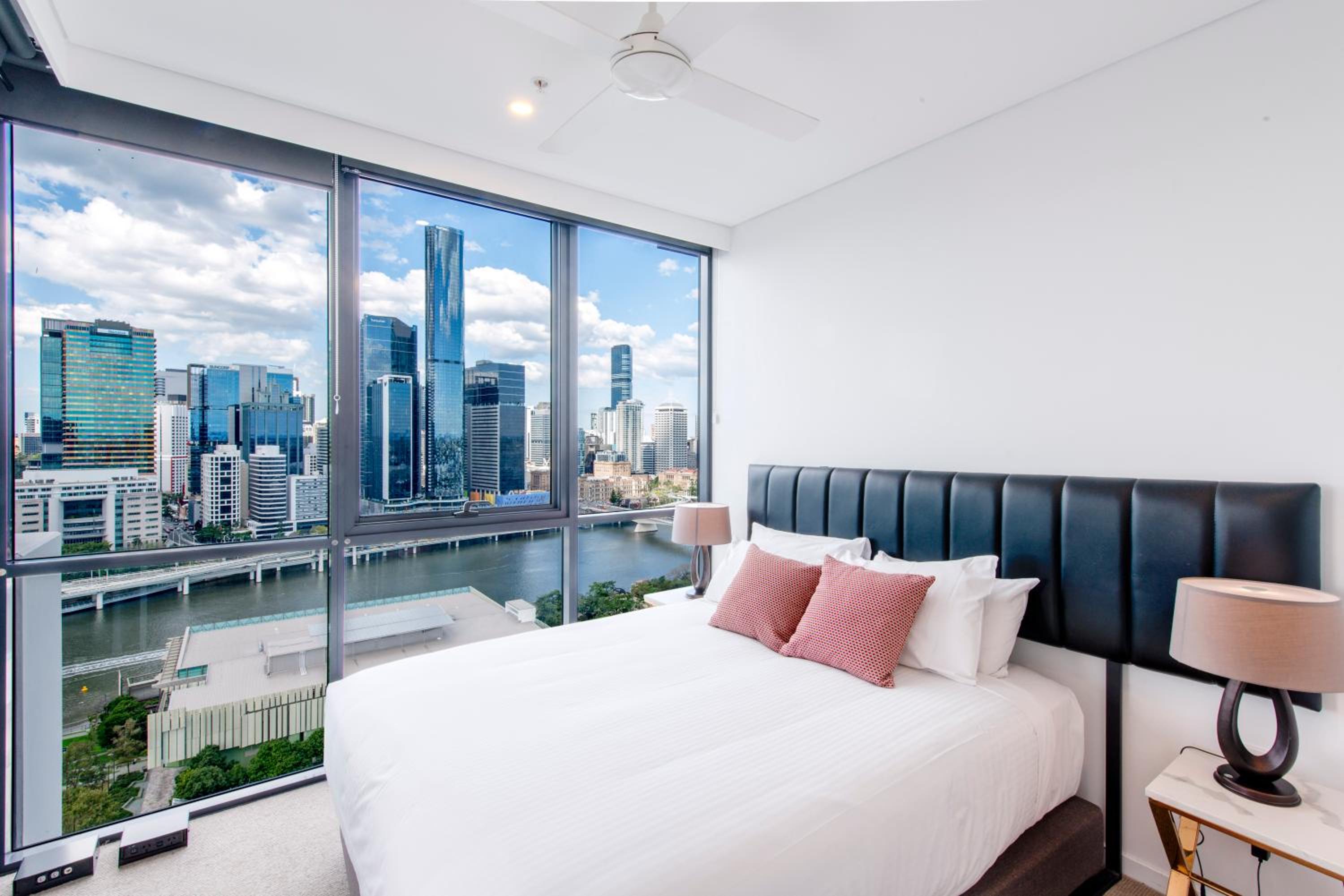 Three Bedroom Two Bathroom City View Apartment thumbnail 6