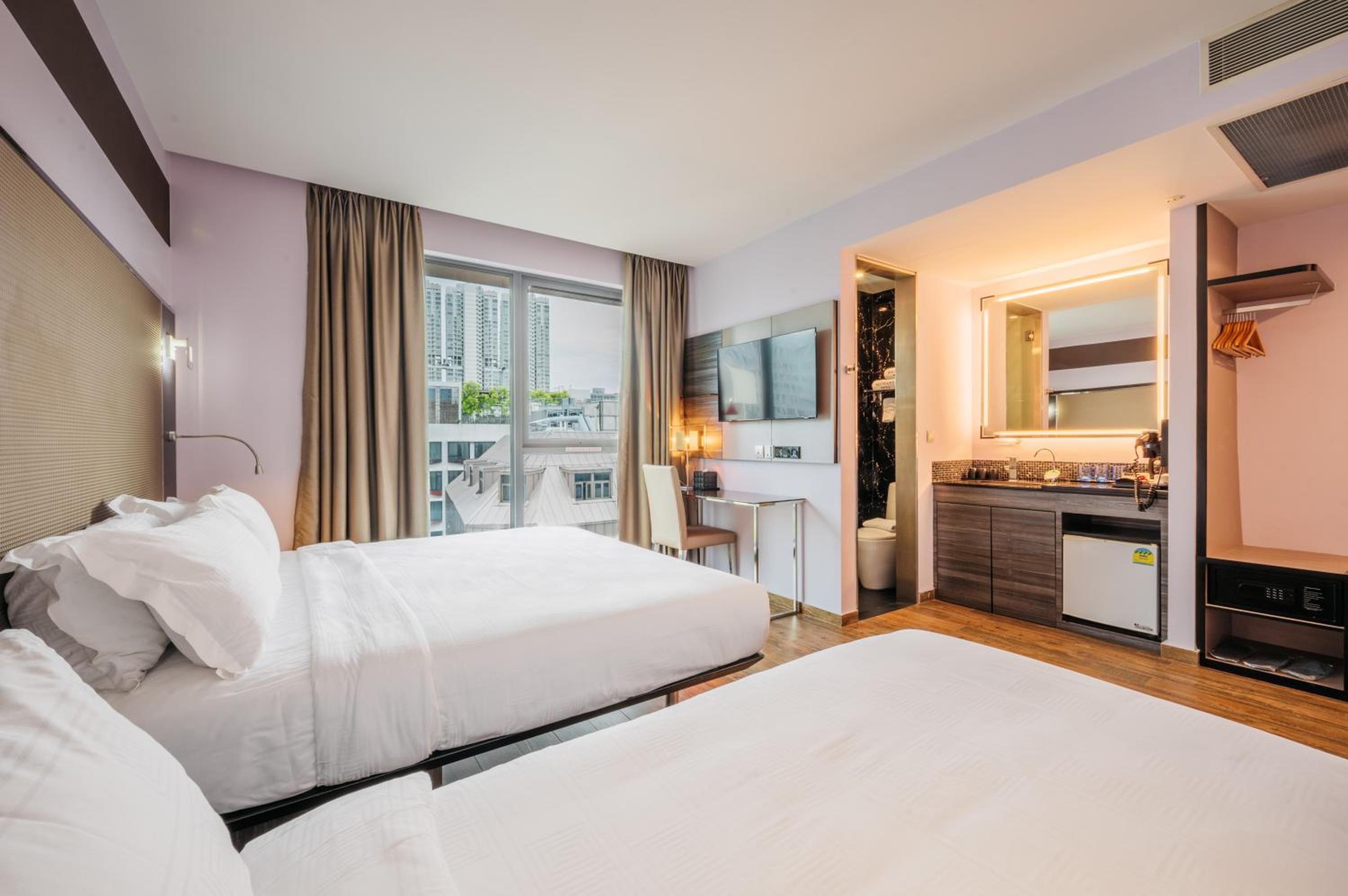 Classic Family Room with One Double Bed and One Single Bed photo 3