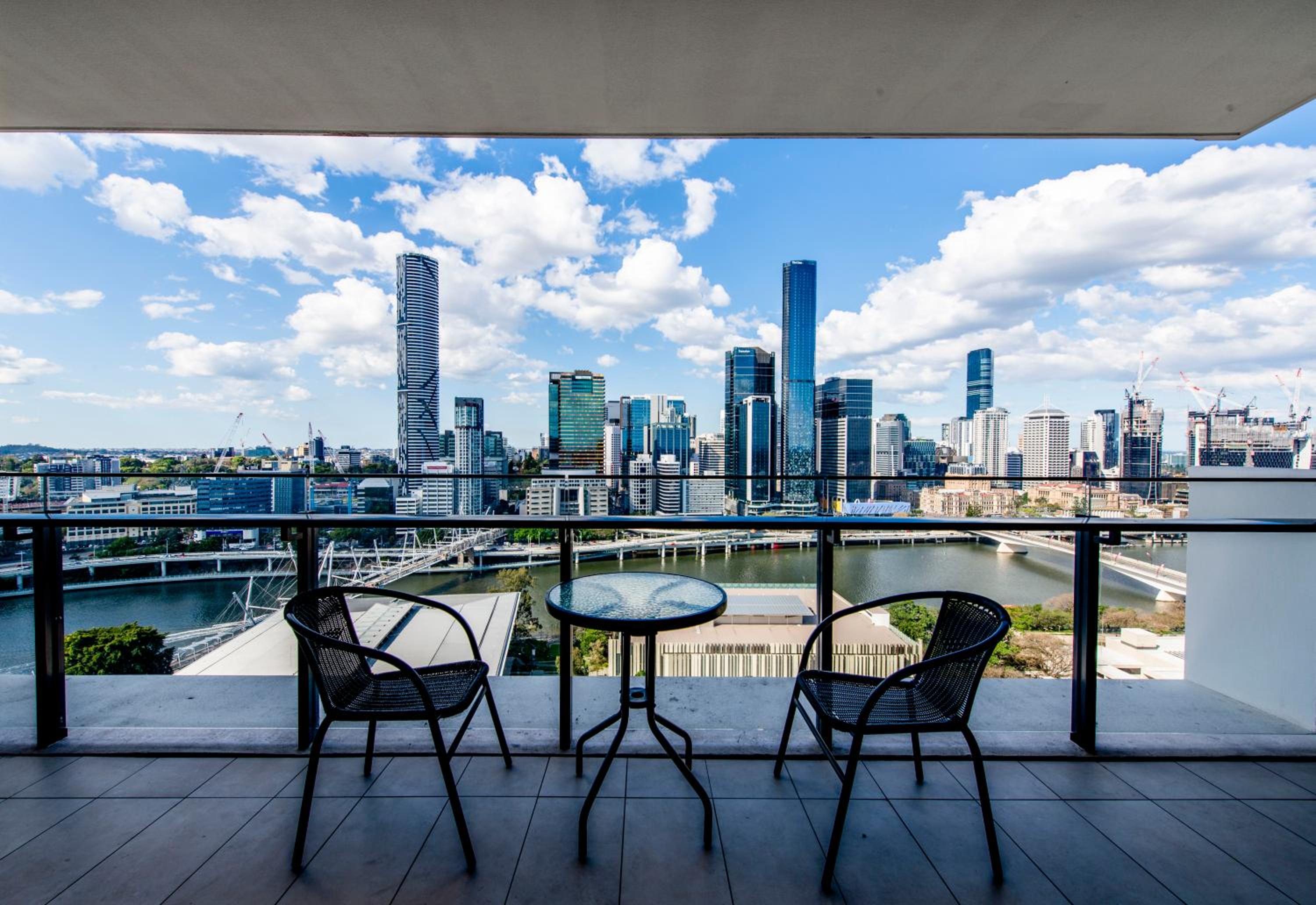 Three Bedroom Two Bathroom City View Apartment thumbnail 5