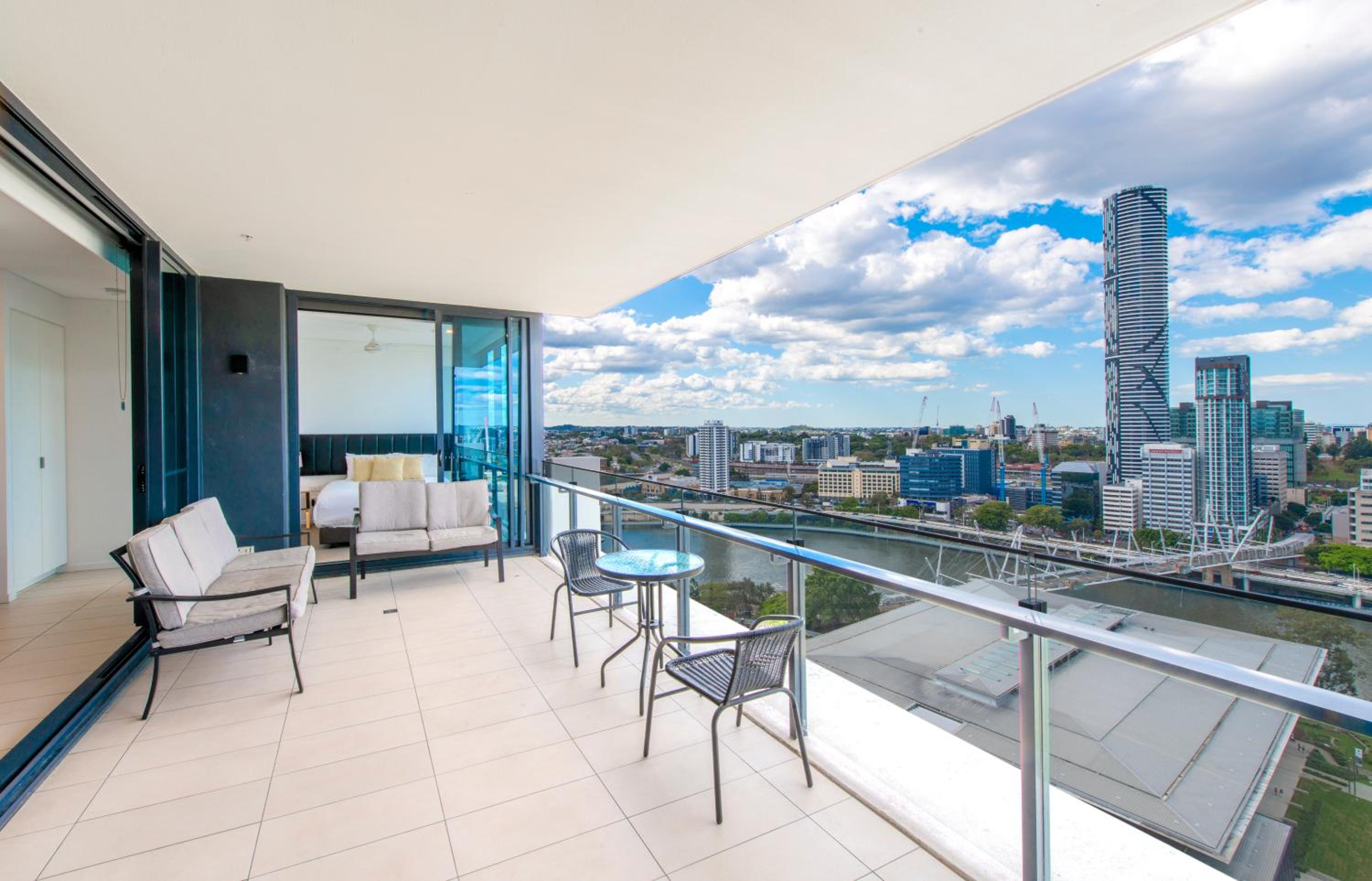 Three Bedroom Two Bathroom City View Apartment thumbnail 6