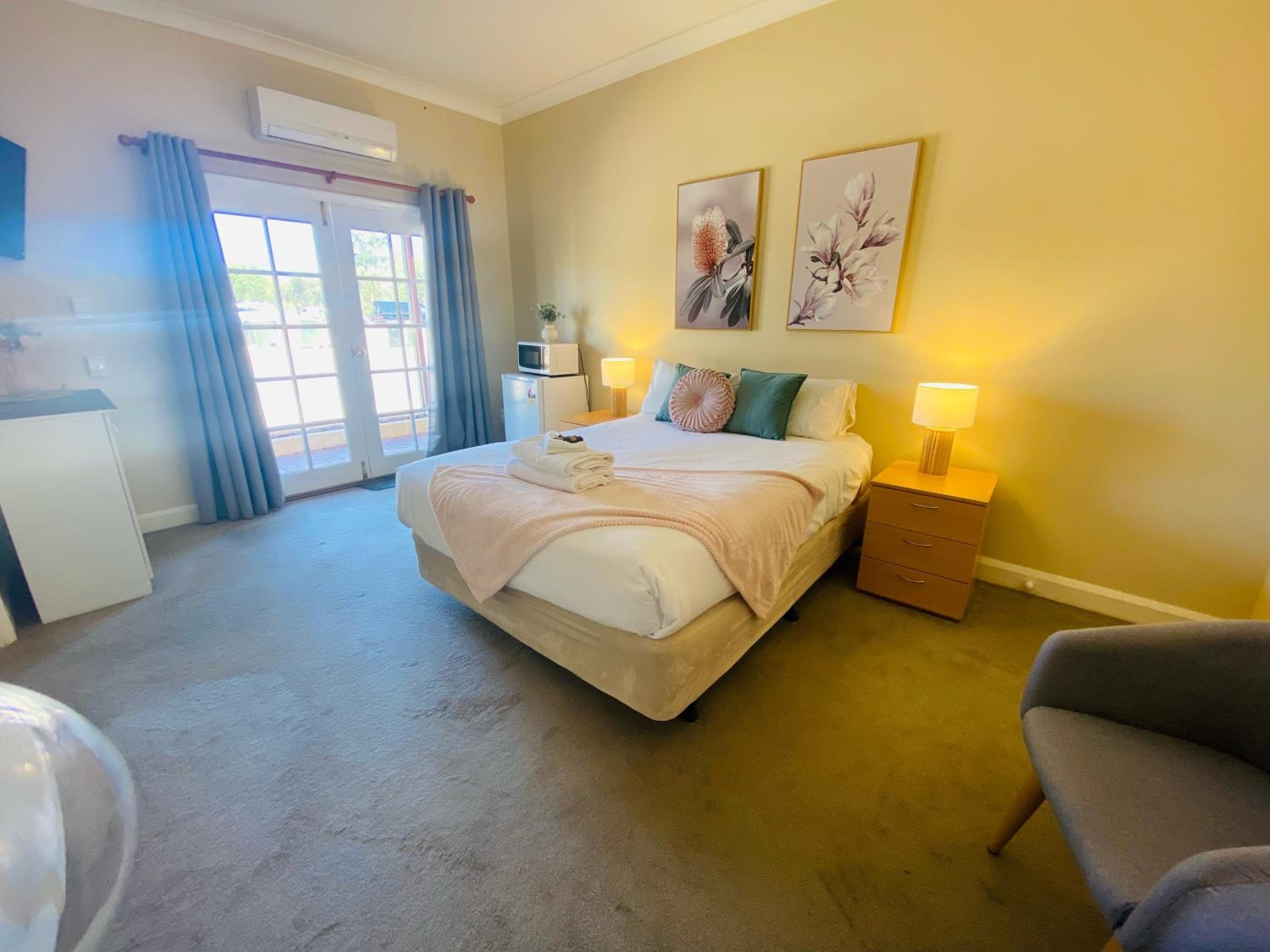 Queen Room - Disability Access photo 1