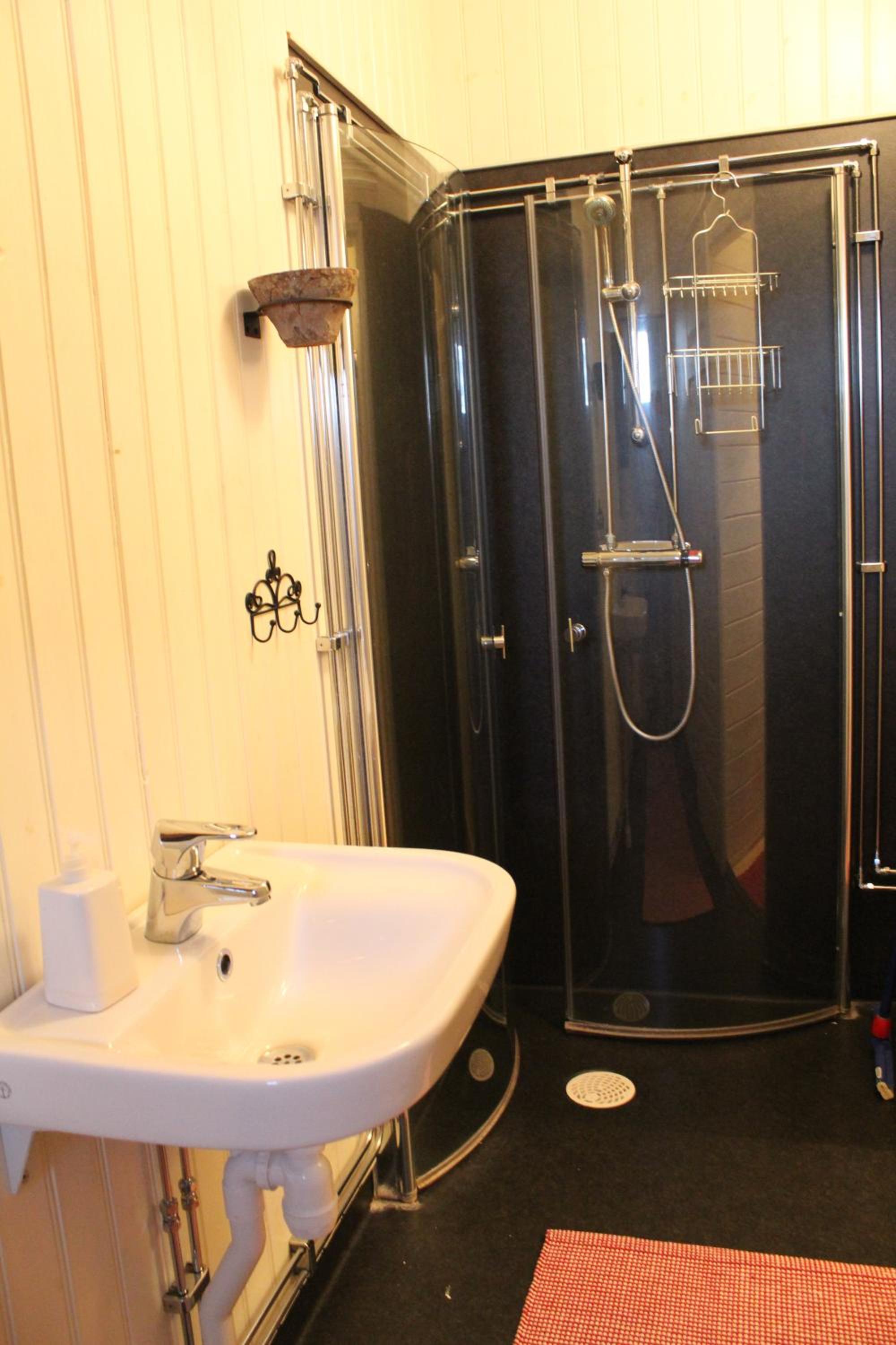 Single Room with Shared Bathroom photo 3
