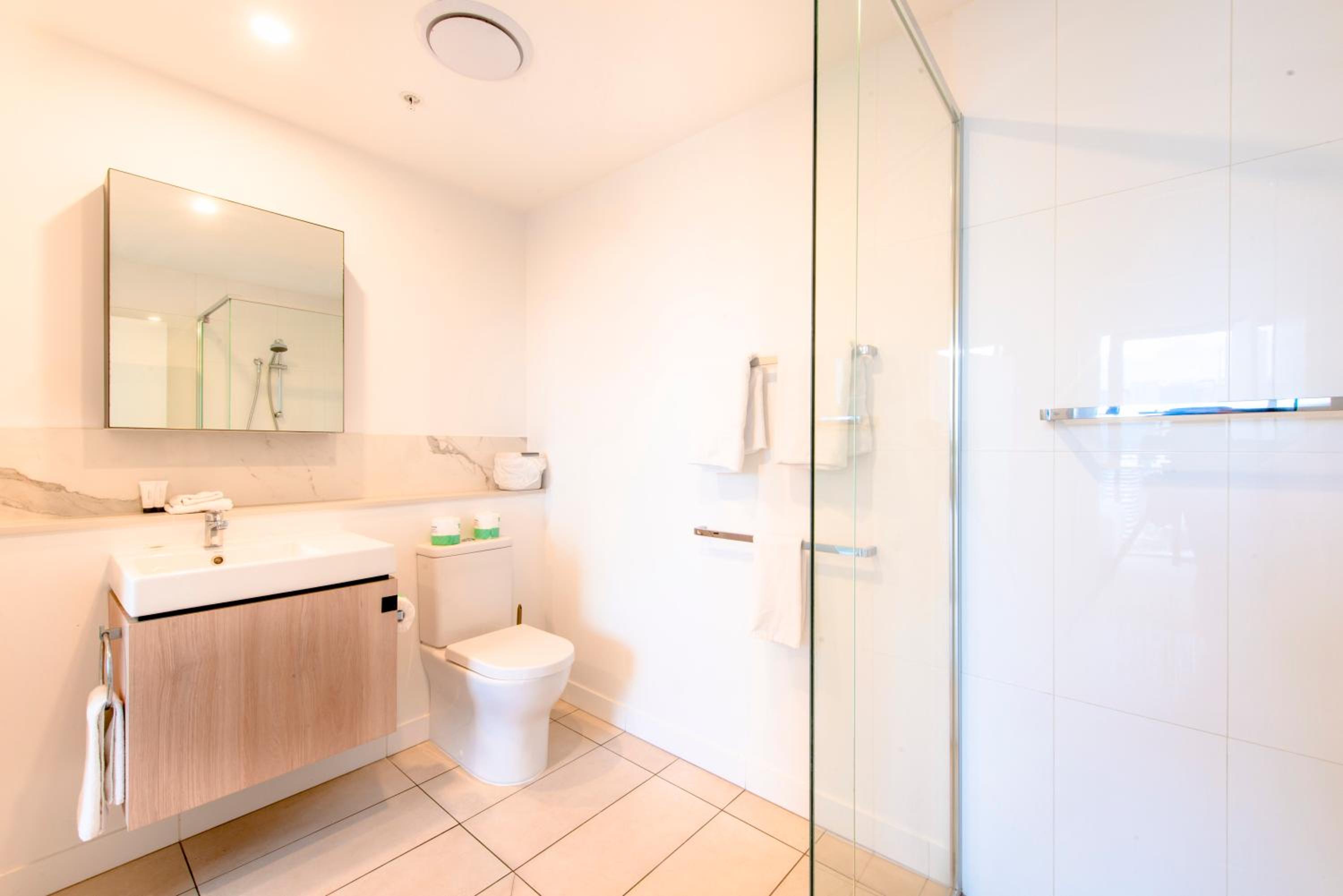 Three Bedroom Two Bathroom City View Apartment thumbnail 5