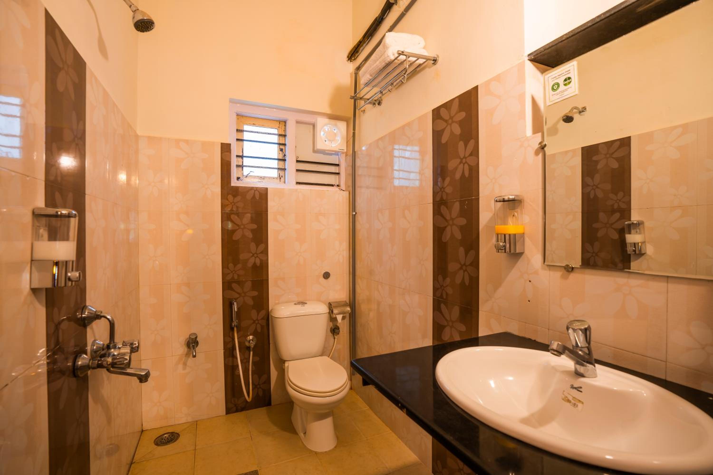 Deluxe Private A/C Room with Ensuite Bathroom - Photo 5