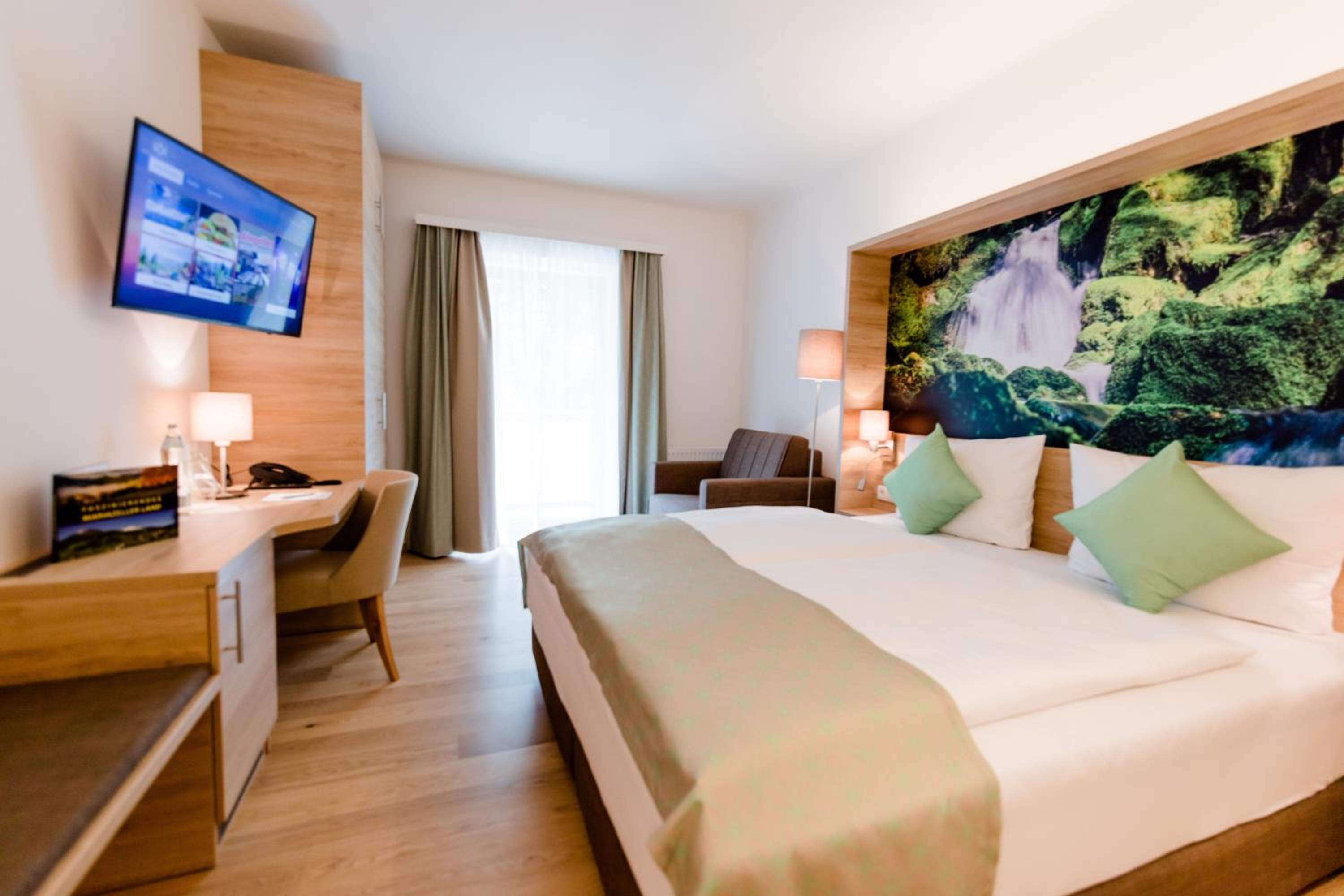 Deluxe Double Room with Balcony - Photo 5