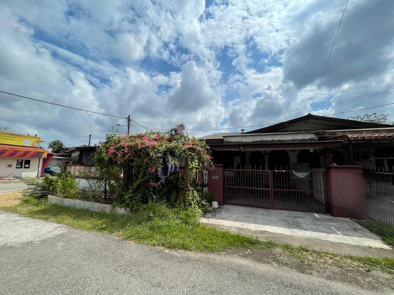 Three-Bedroom House photo 2