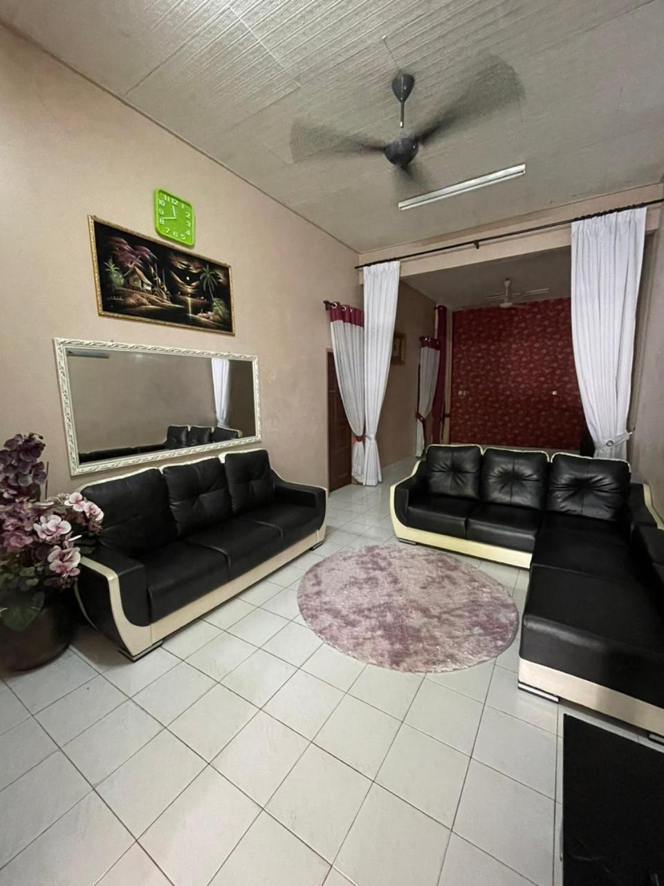 Three-Bedroom House photo 3