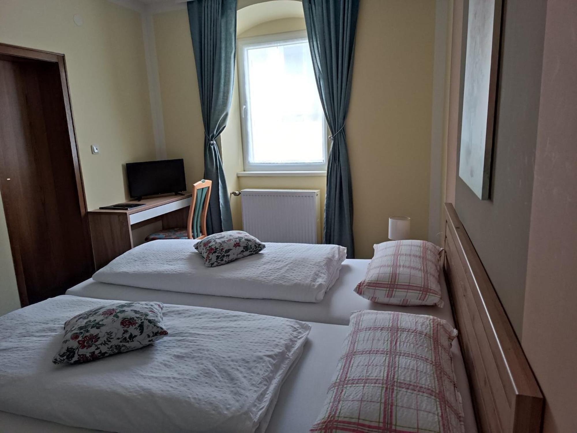 Large Double or Twin Room - Photo 10