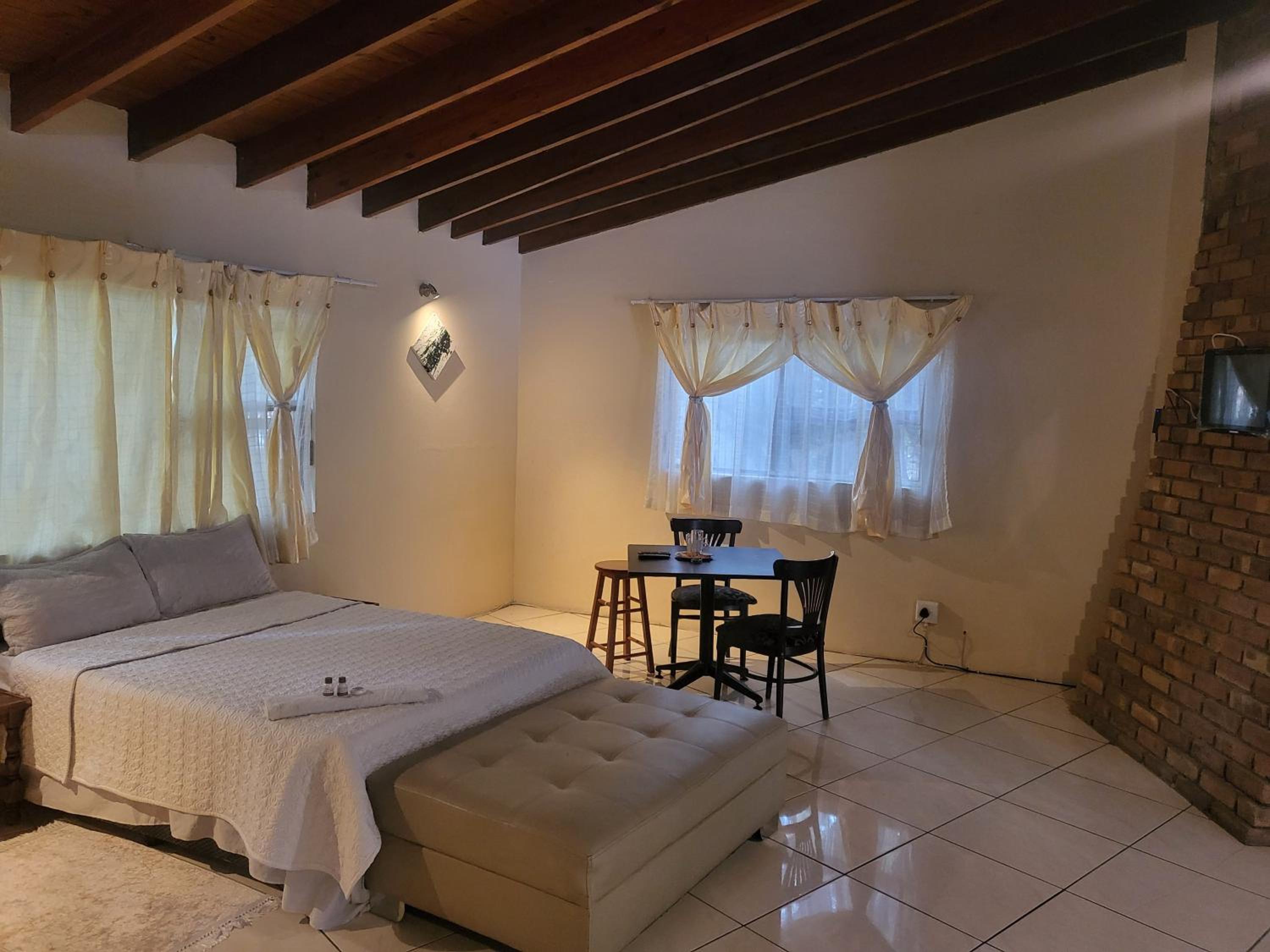 Double Room with Private Bathroom - Photo 2