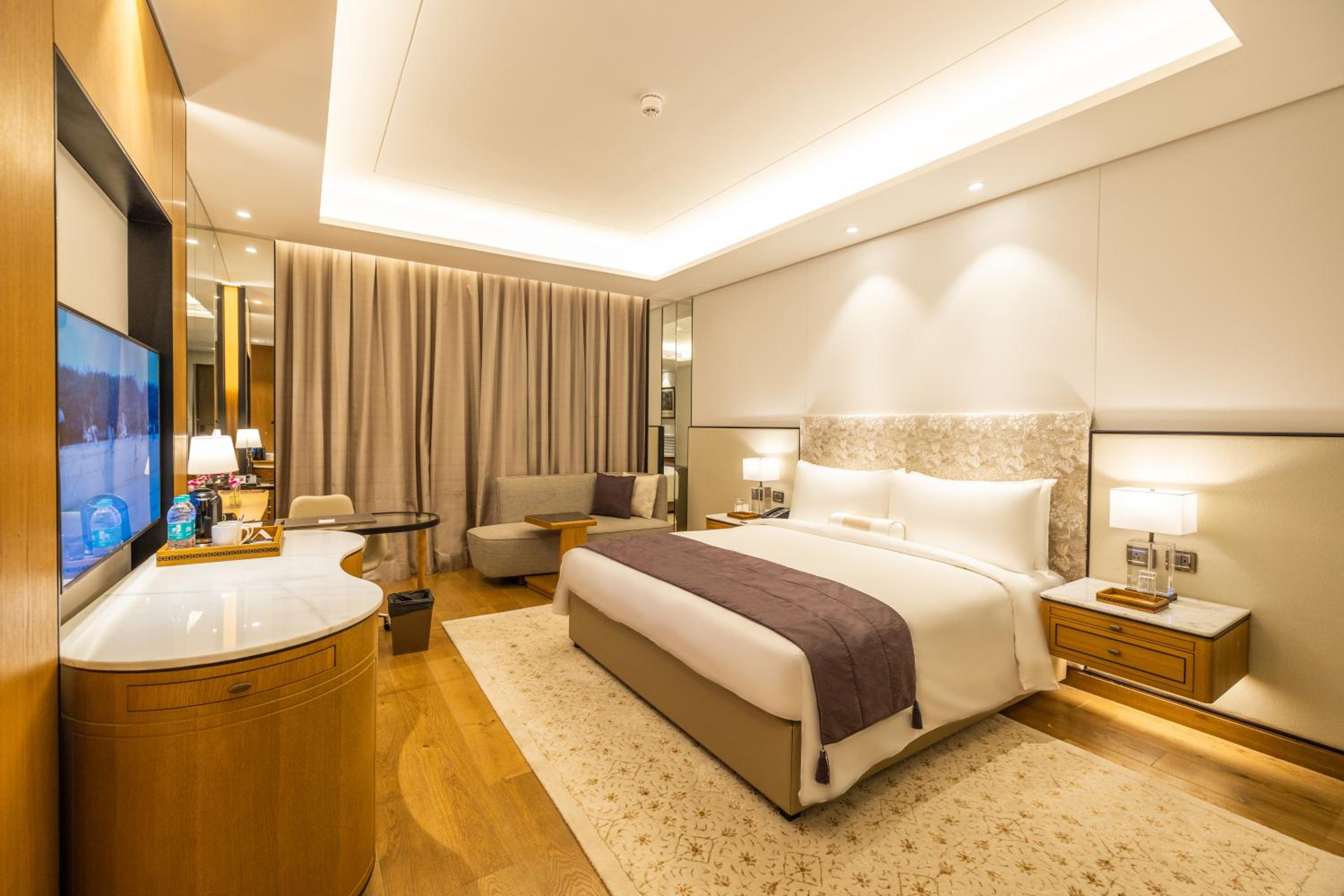 Premier Room king bed - Photo 2