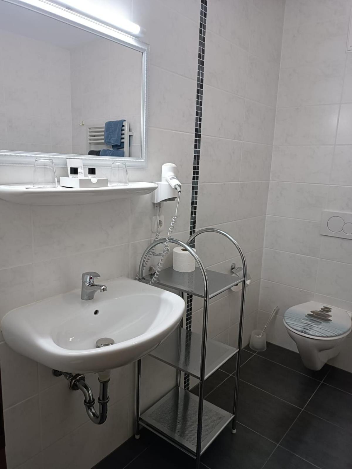 Large Double or Twin Room - Photo 6