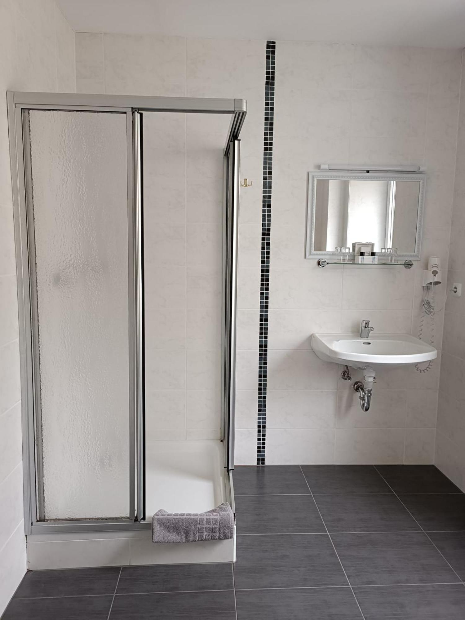 Large Double or Twin Room - Photo 3