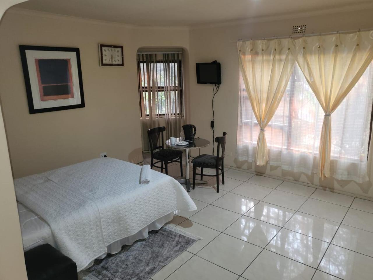 Double Room with Private Bathroom photo 3
