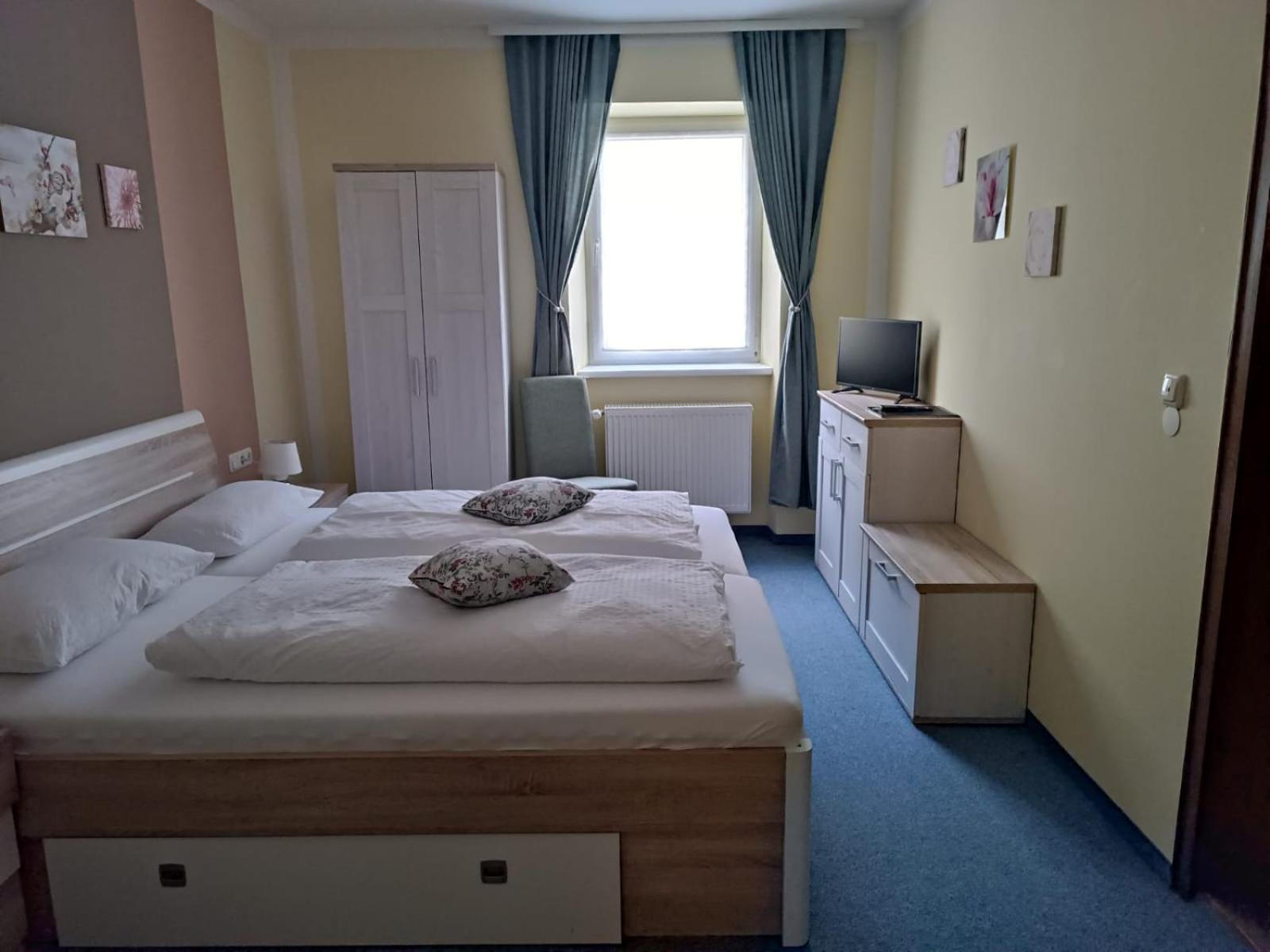 Large Double or Twin Room - Photo 4