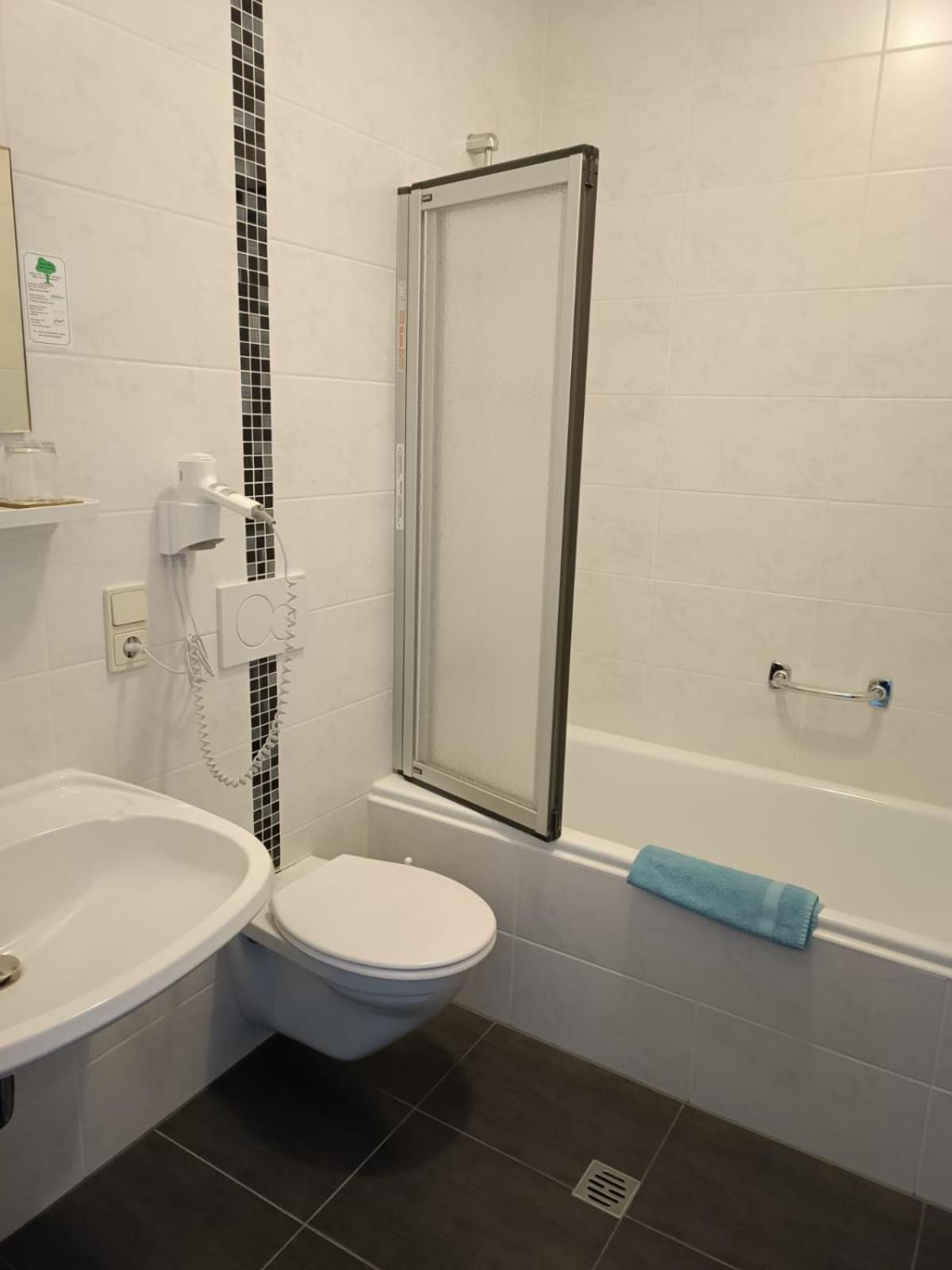 Quadruple Room with Bath - Photo 2