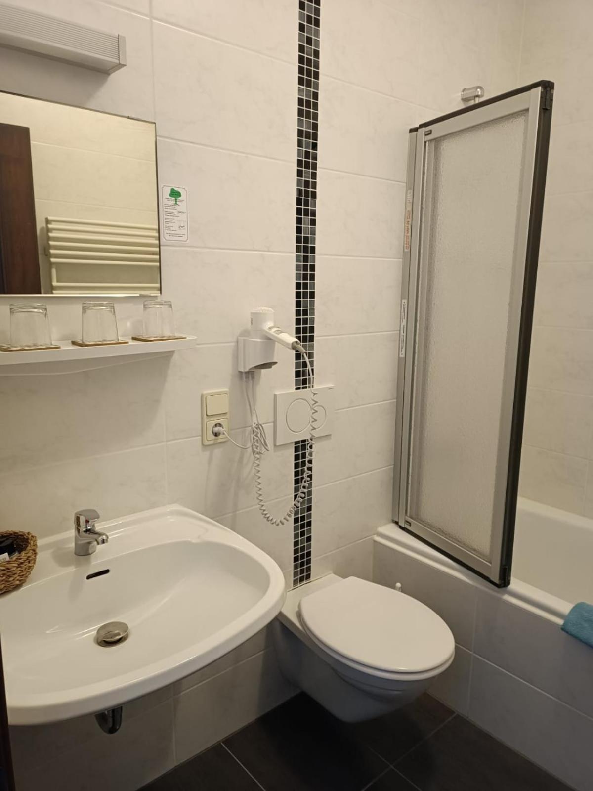 Quadruple Room with Bath - Photo 5