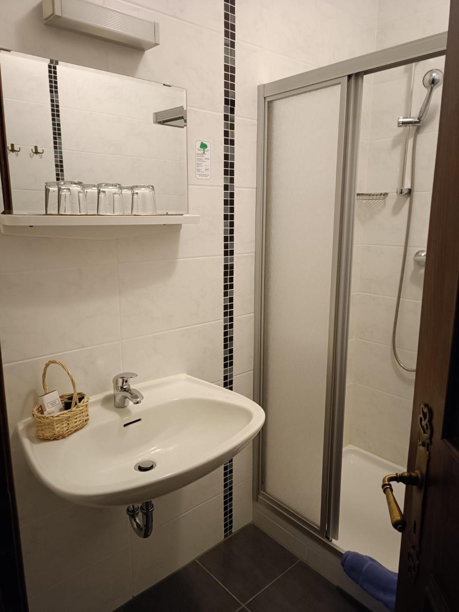 Quadruple Room with Shower - Photo 8