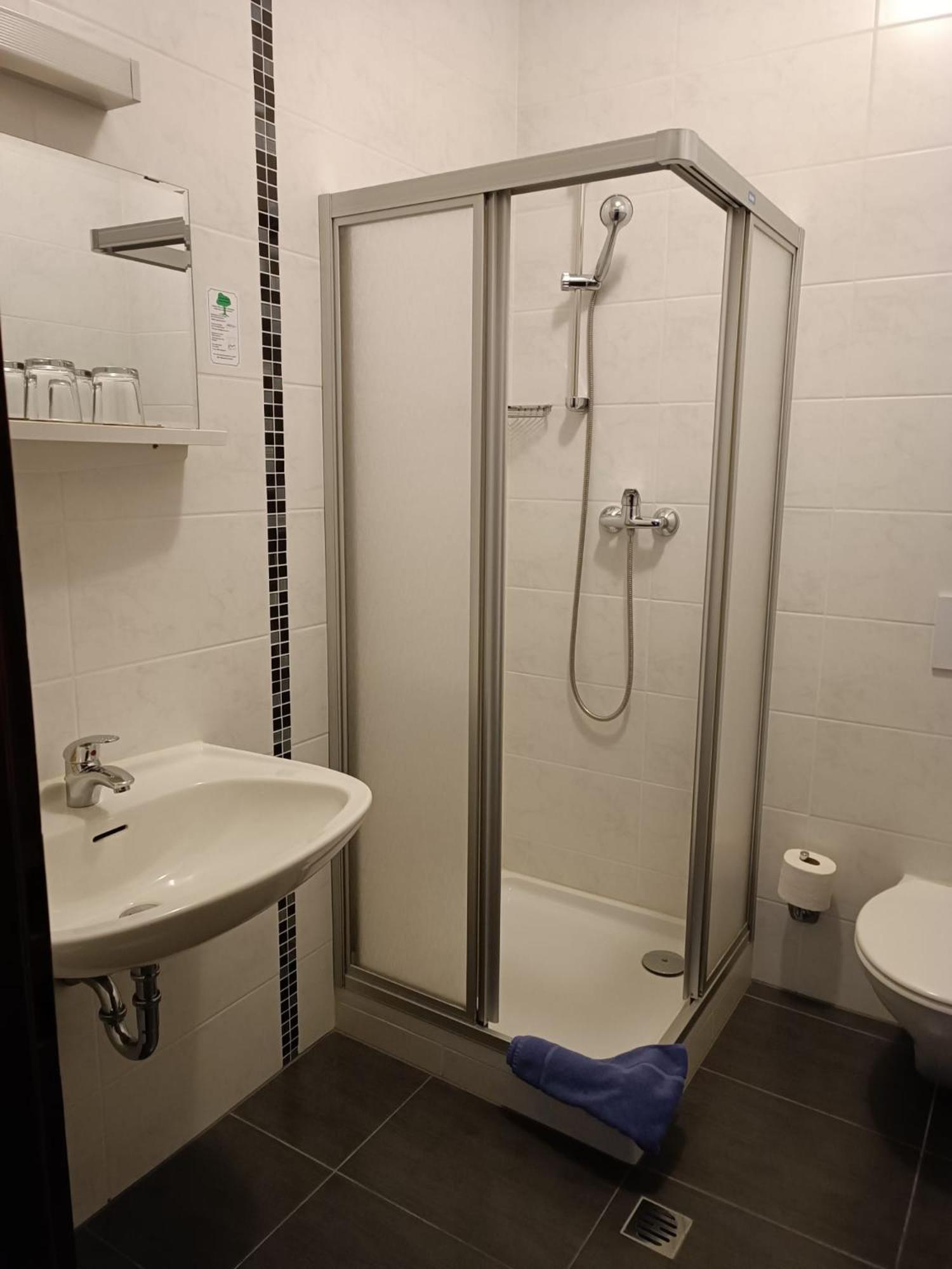 Quadruple Room with Shower - Photo 7