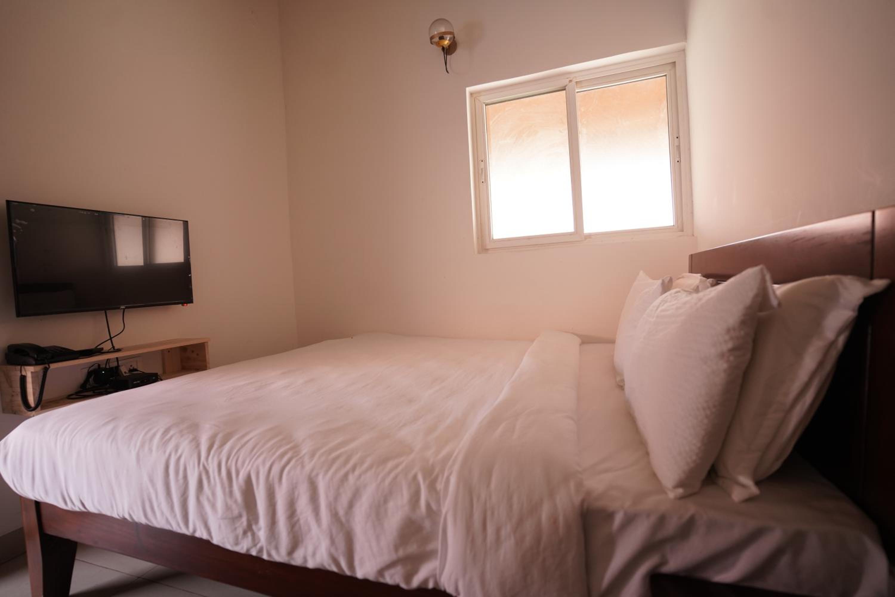 Deluxe King Room - Photo 2