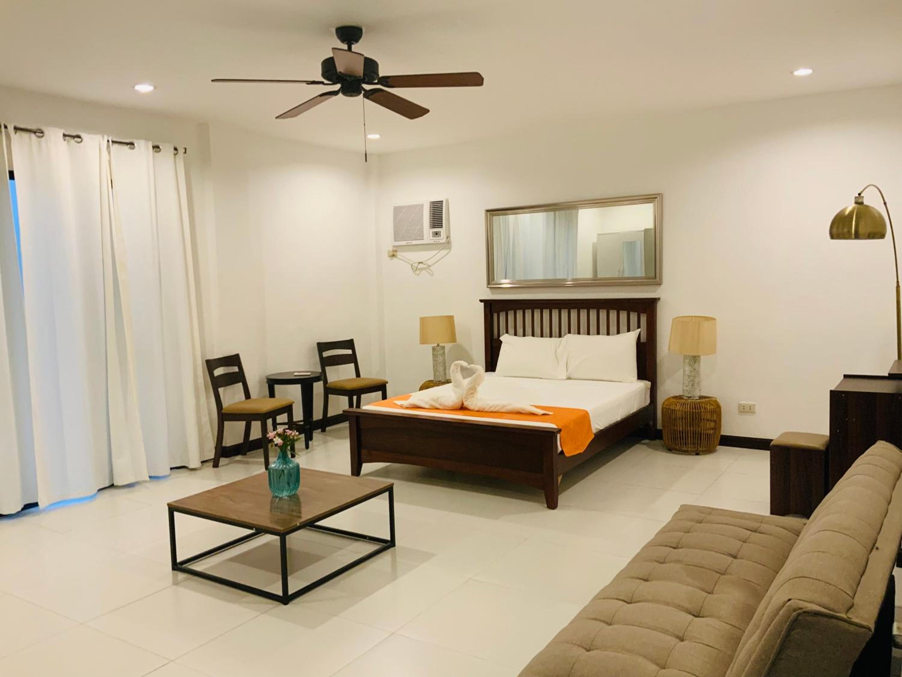 Suite with Pool View - Photo 2