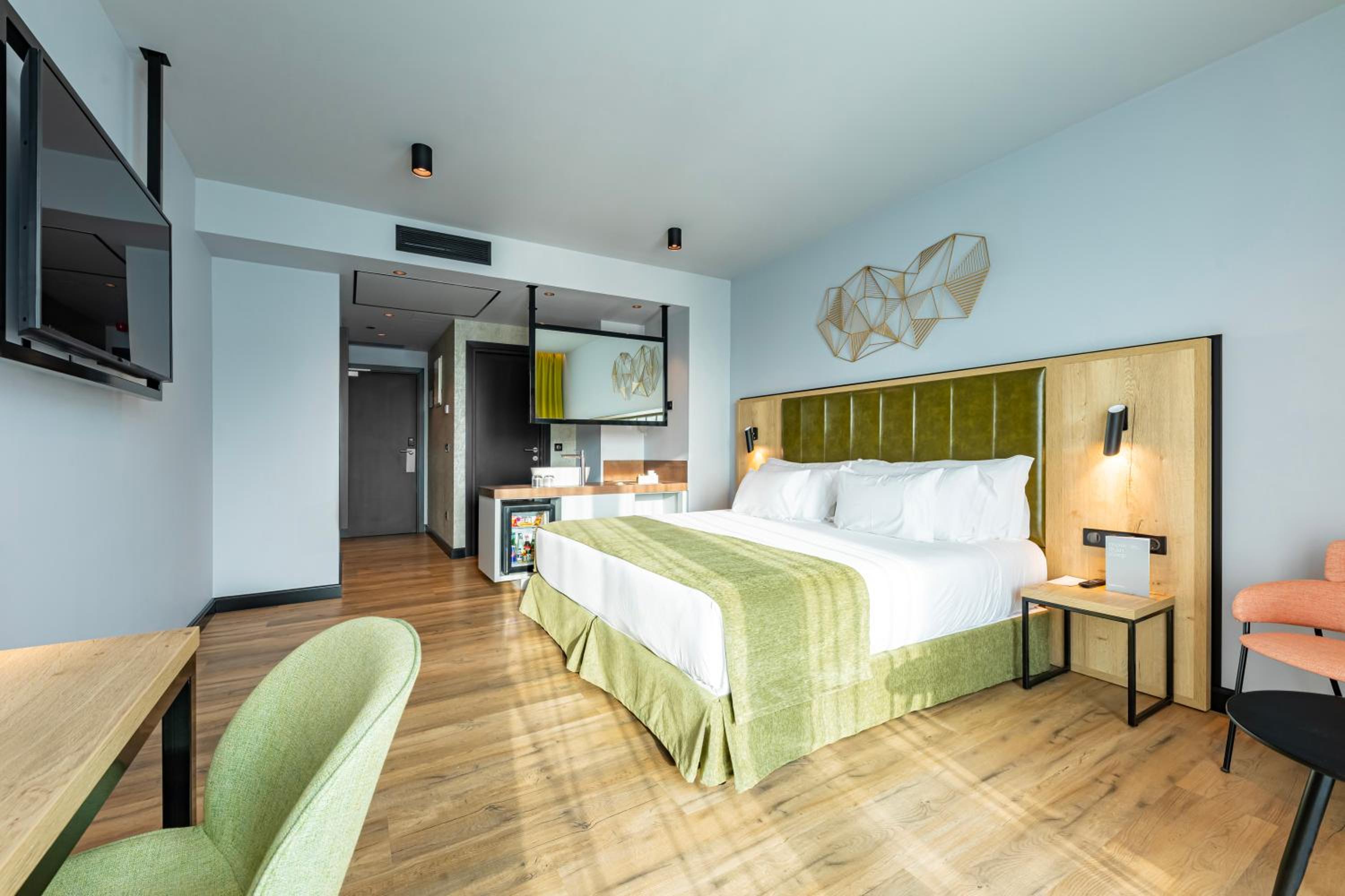 Deluxe King Room with View thumbnail 6