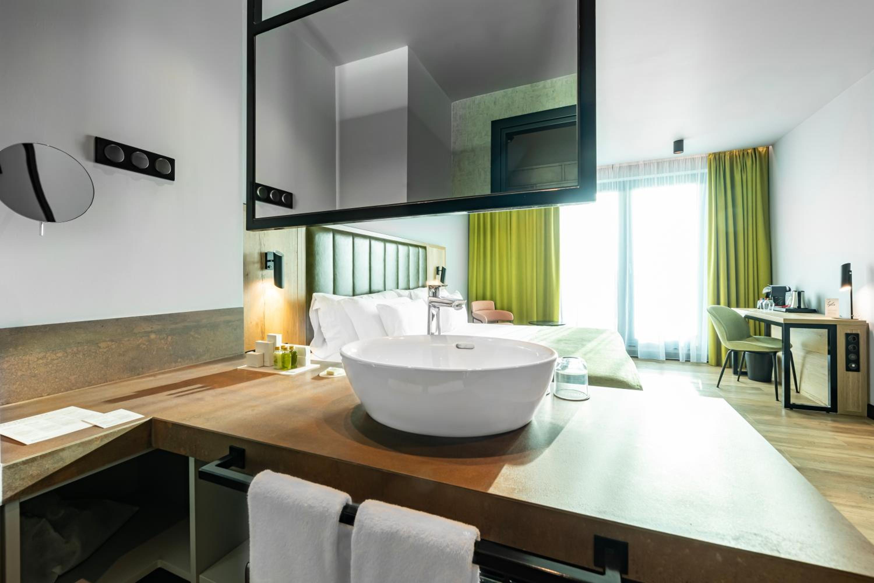 Deluxe King Room with View thumbnail 5