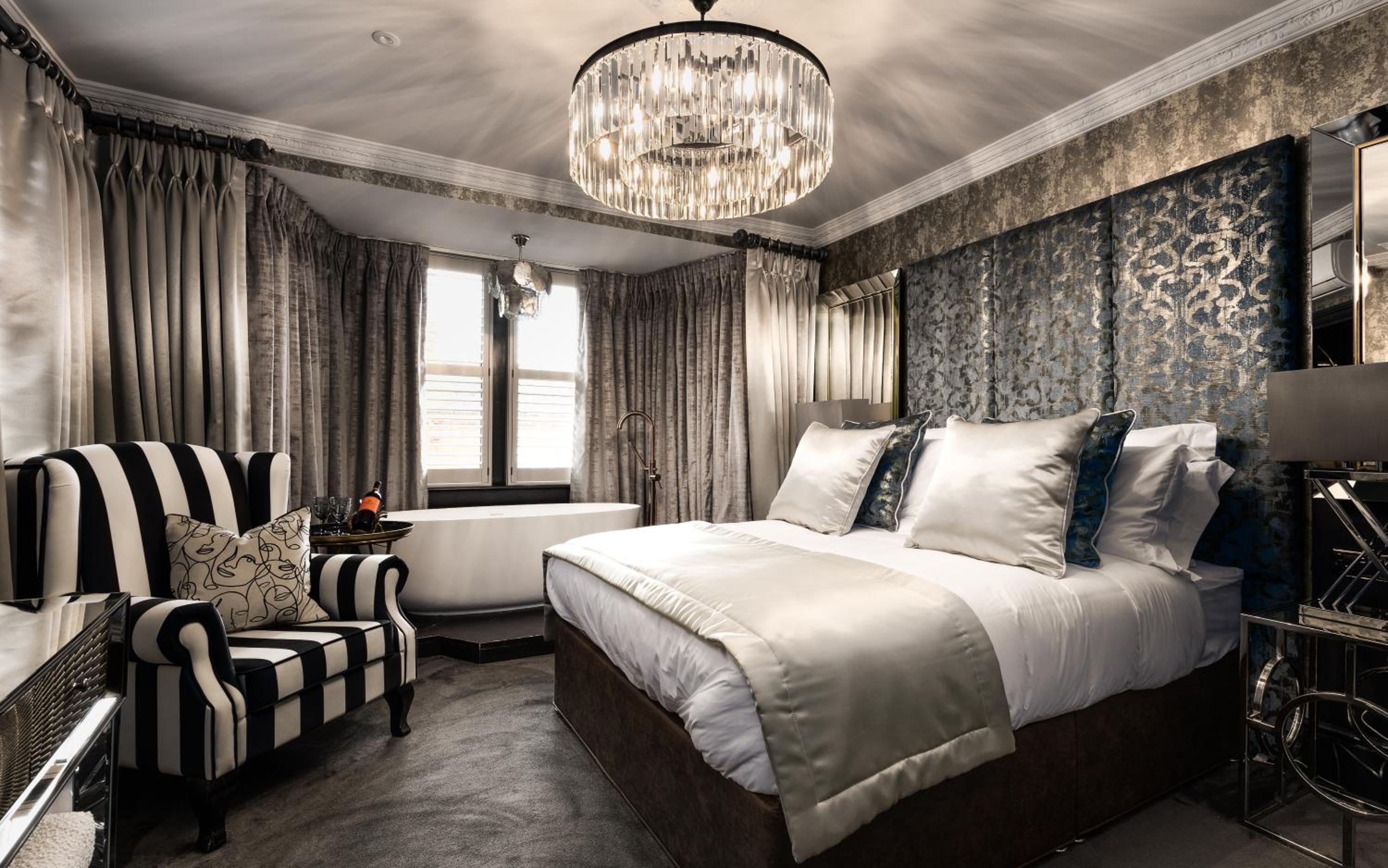 Deluxe Double Room with Bath - Photo 1