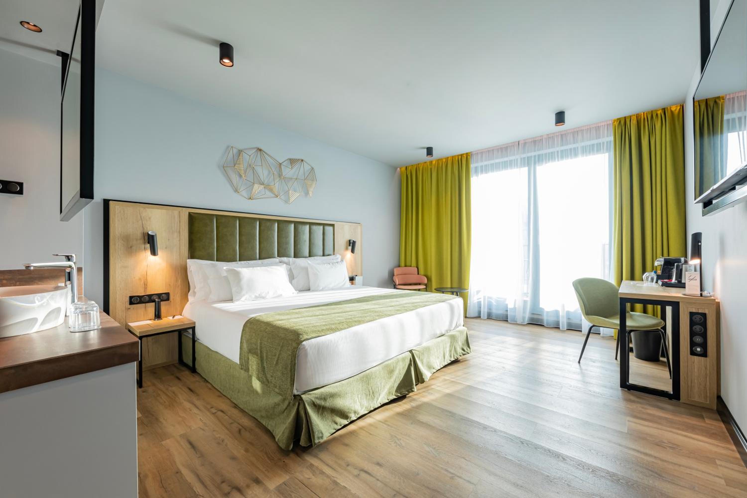 Deluxe King Room with View