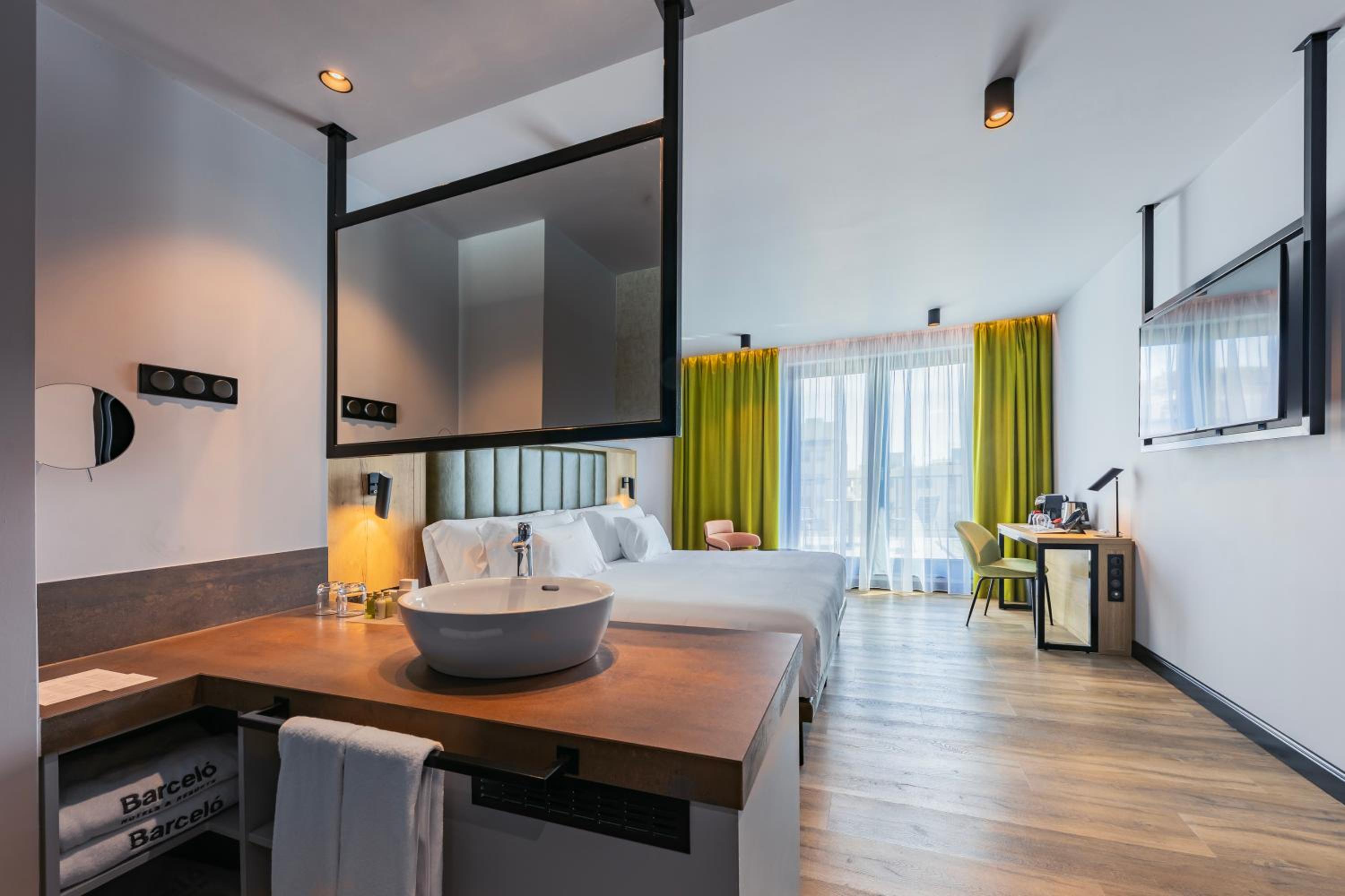 Deluxe King Room with View