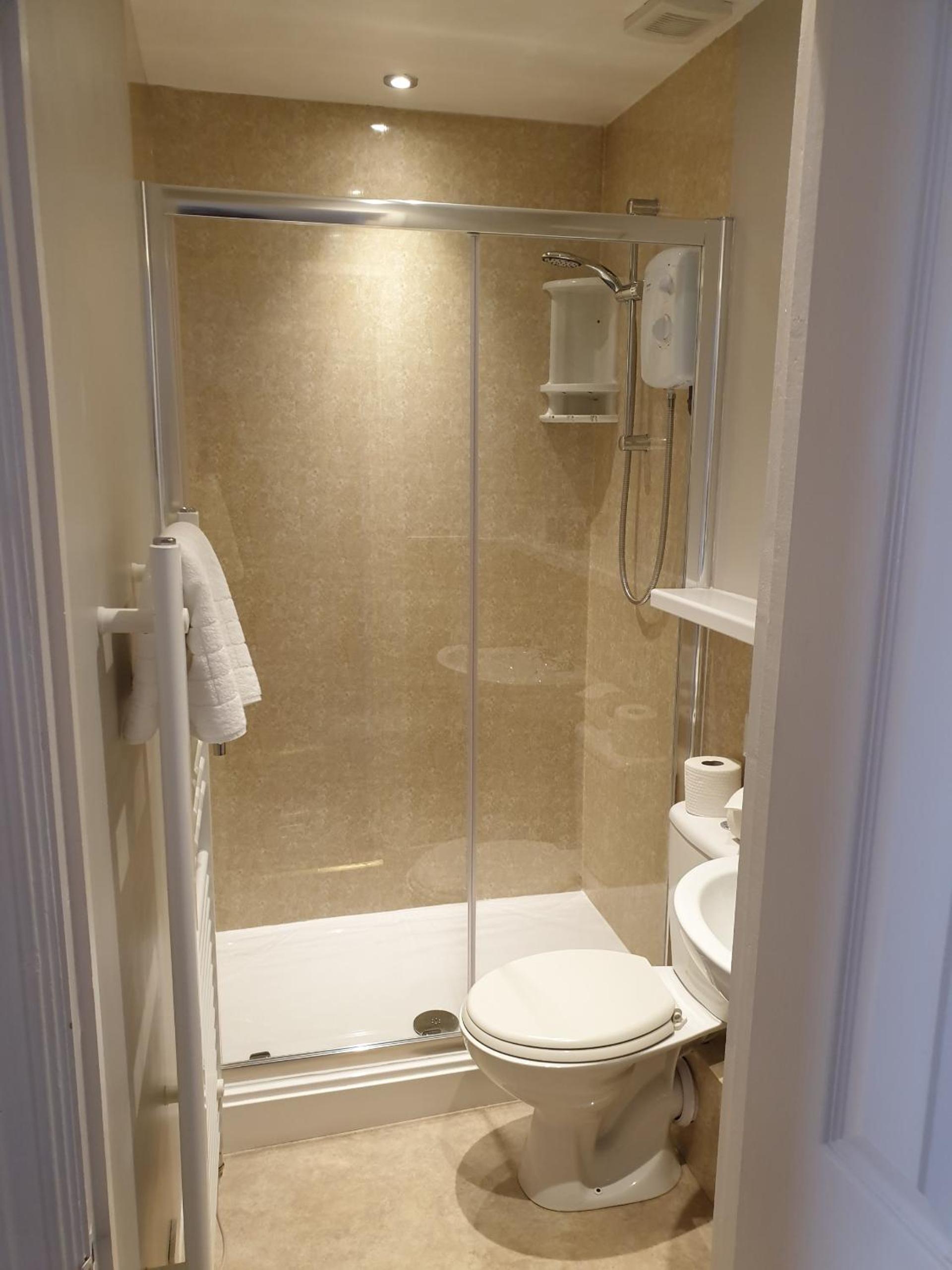 Twin Room with Private Bathroom photo 2