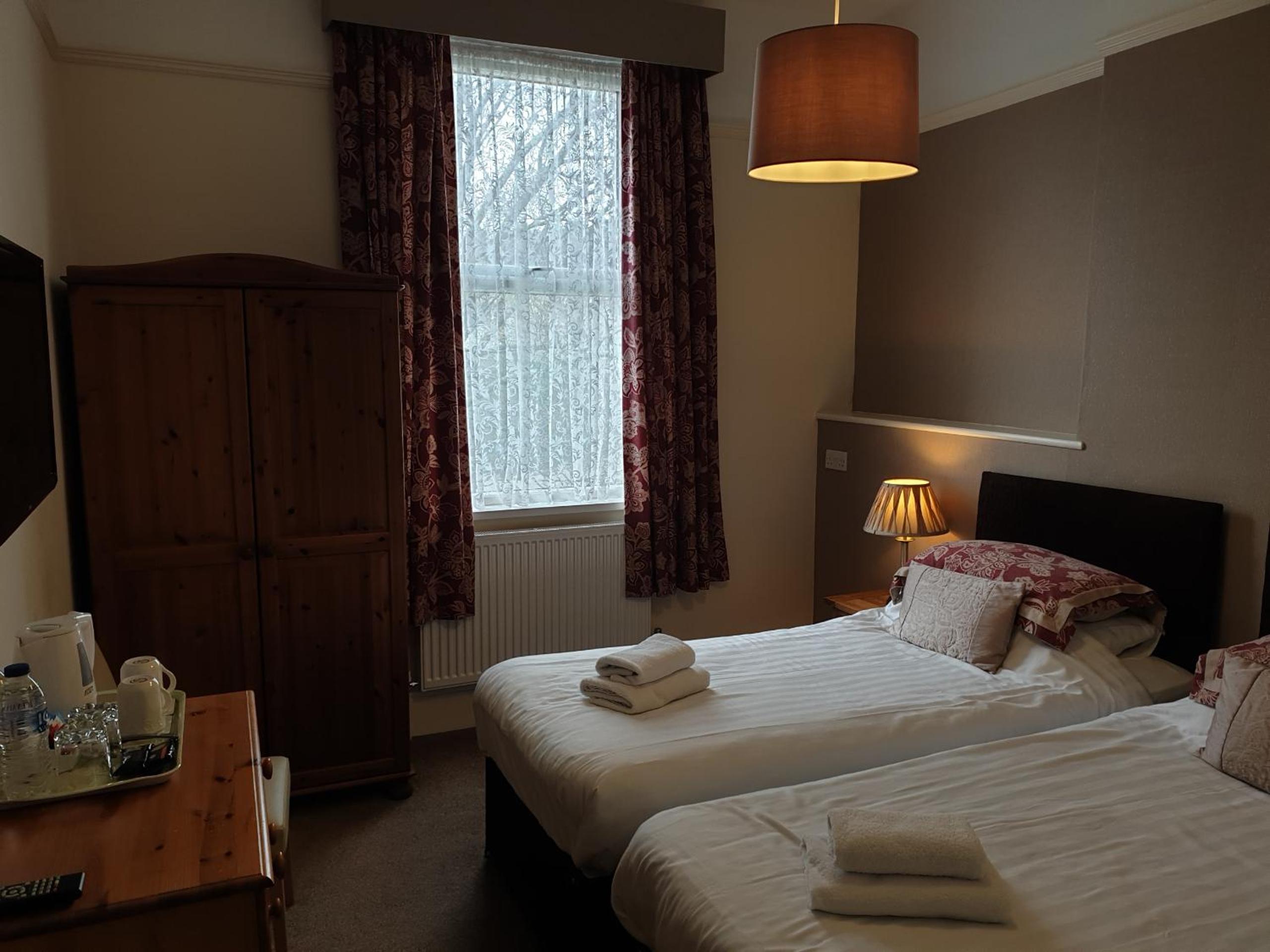 Twin Room with Private Bathroom photo 3